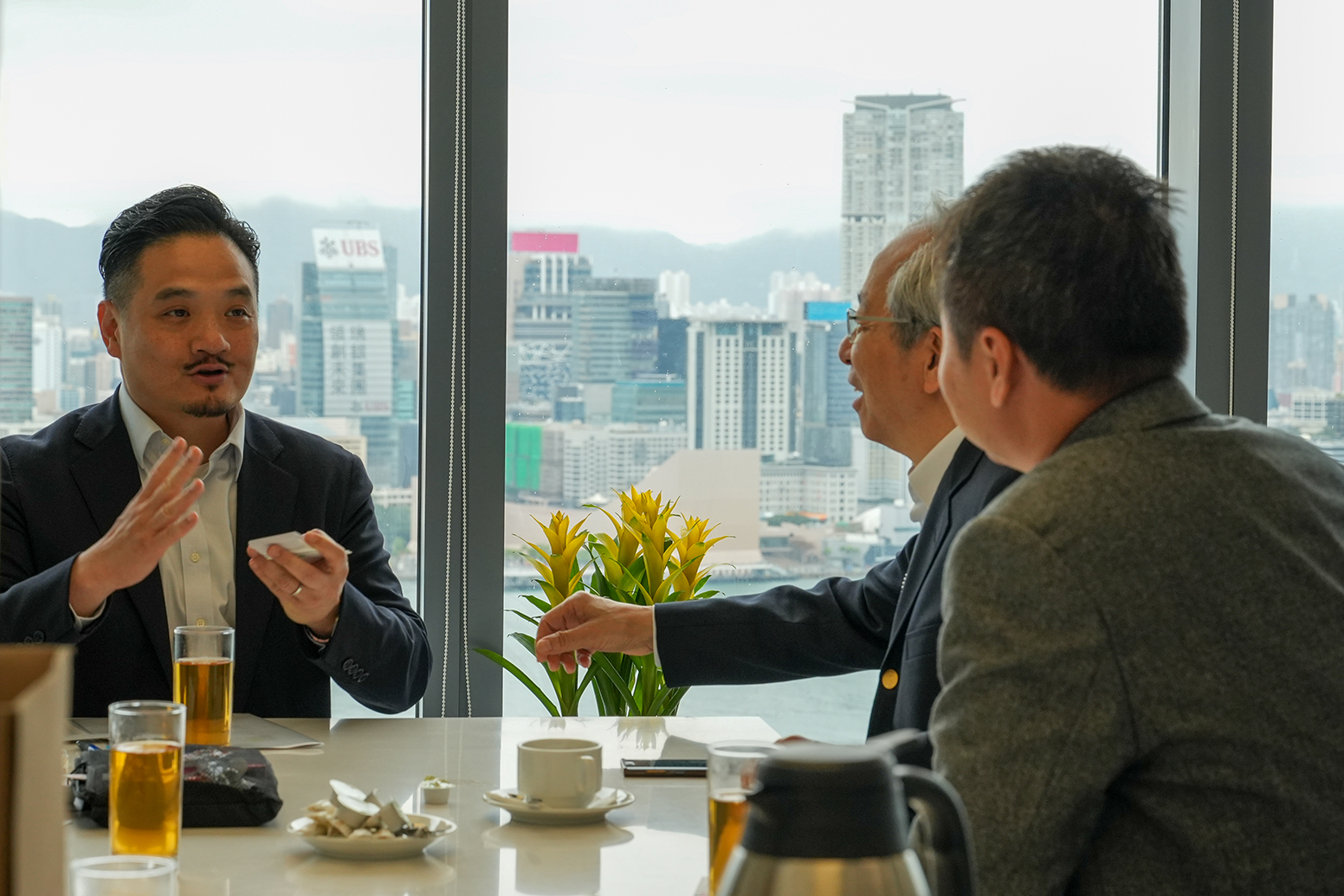 黃元山博士（左）與香港理工大學大學顧問委員會成員、創星匯董事局主席梁甜昭教授（中）及創星匯副行政總裁董路博士（右）會面。
