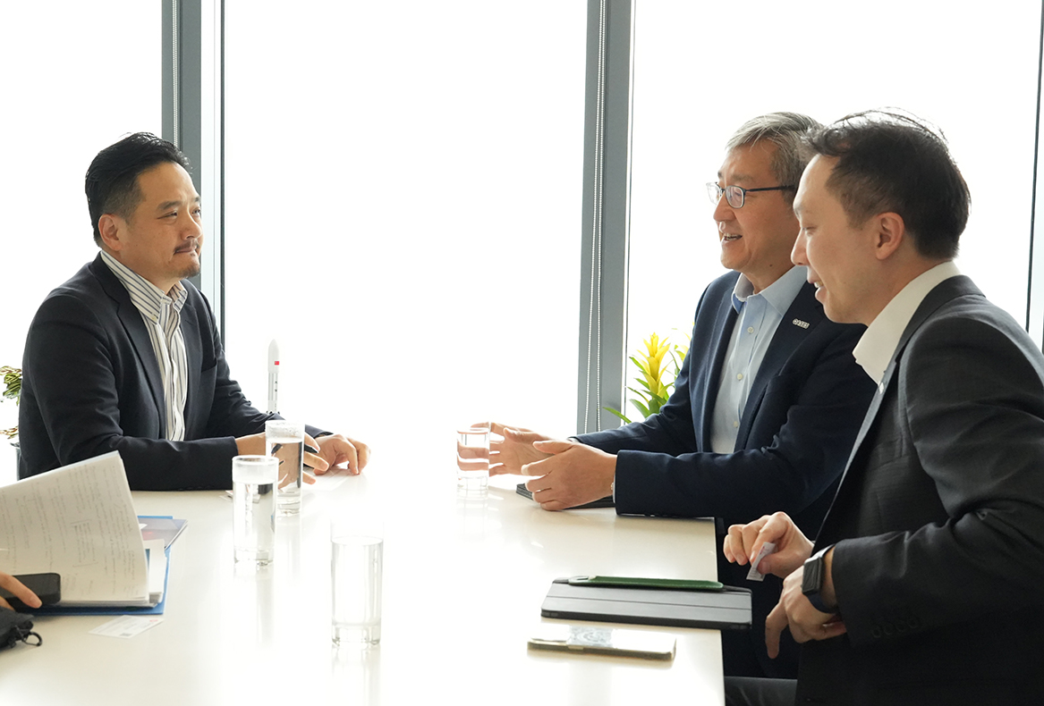 （左起）黃元山博士、引進重點企業辦公室主任任景信及執行總裁彭文俊會面。