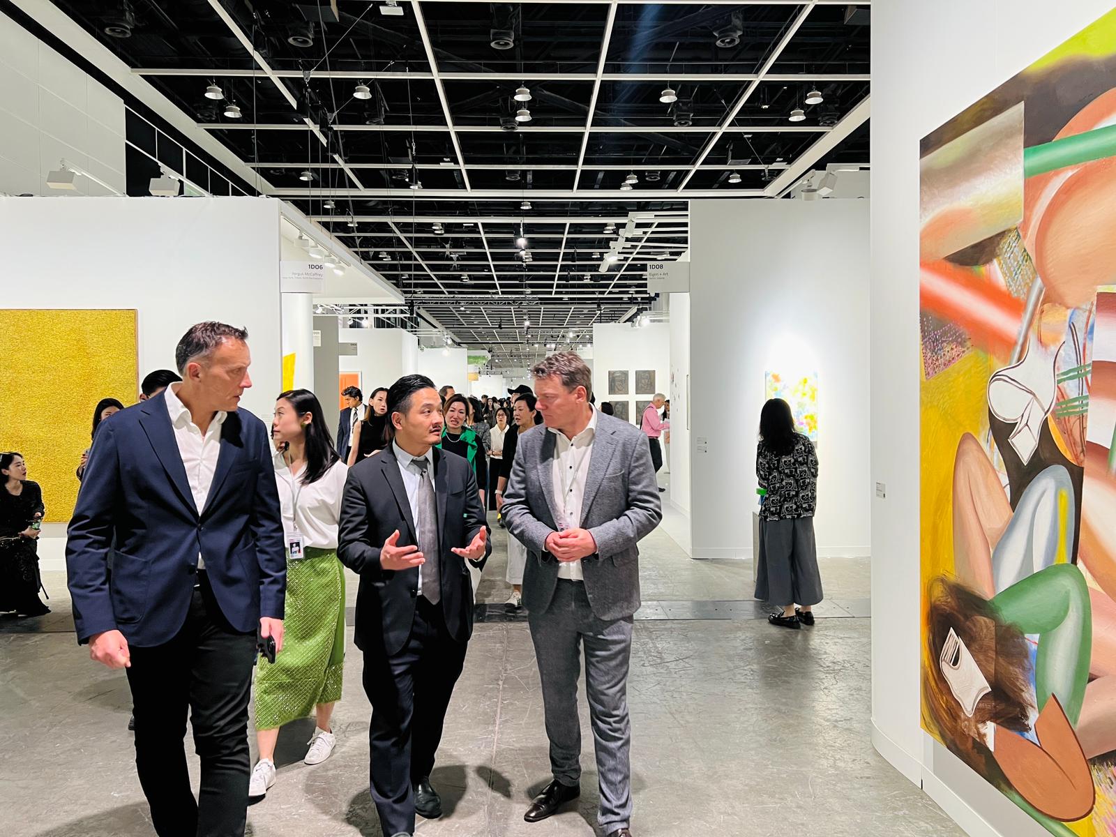 黃元山博士（中）與巴塞爾藝術展國際發展總監Andrew Strachan（右）及MCH集團首席傳播與企業事務總監Frederic Michel（左）參觀巴塞爾藝術展香港展會。