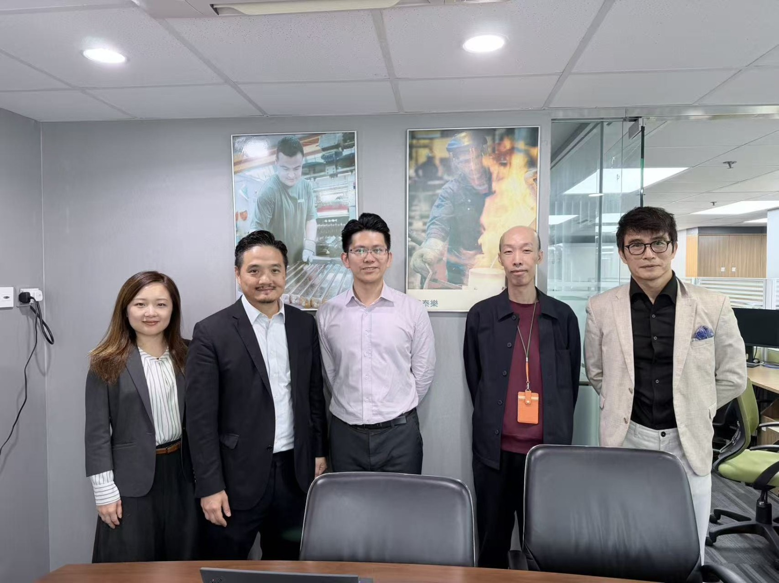 黃元山博士（左二）與美泰樂香港總經理梁偉業（中）及美泰樂香港工廠經理譚耀強（右二）會面。