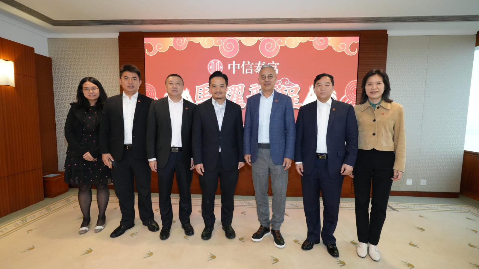 黄元山博士（中）与中信集团副总经理鲍建敏（右三）、中信泰富总裁钱刚（右二）、全国港澳研究会副会长、香港正思研究院院长陈少波（左三）等会面。