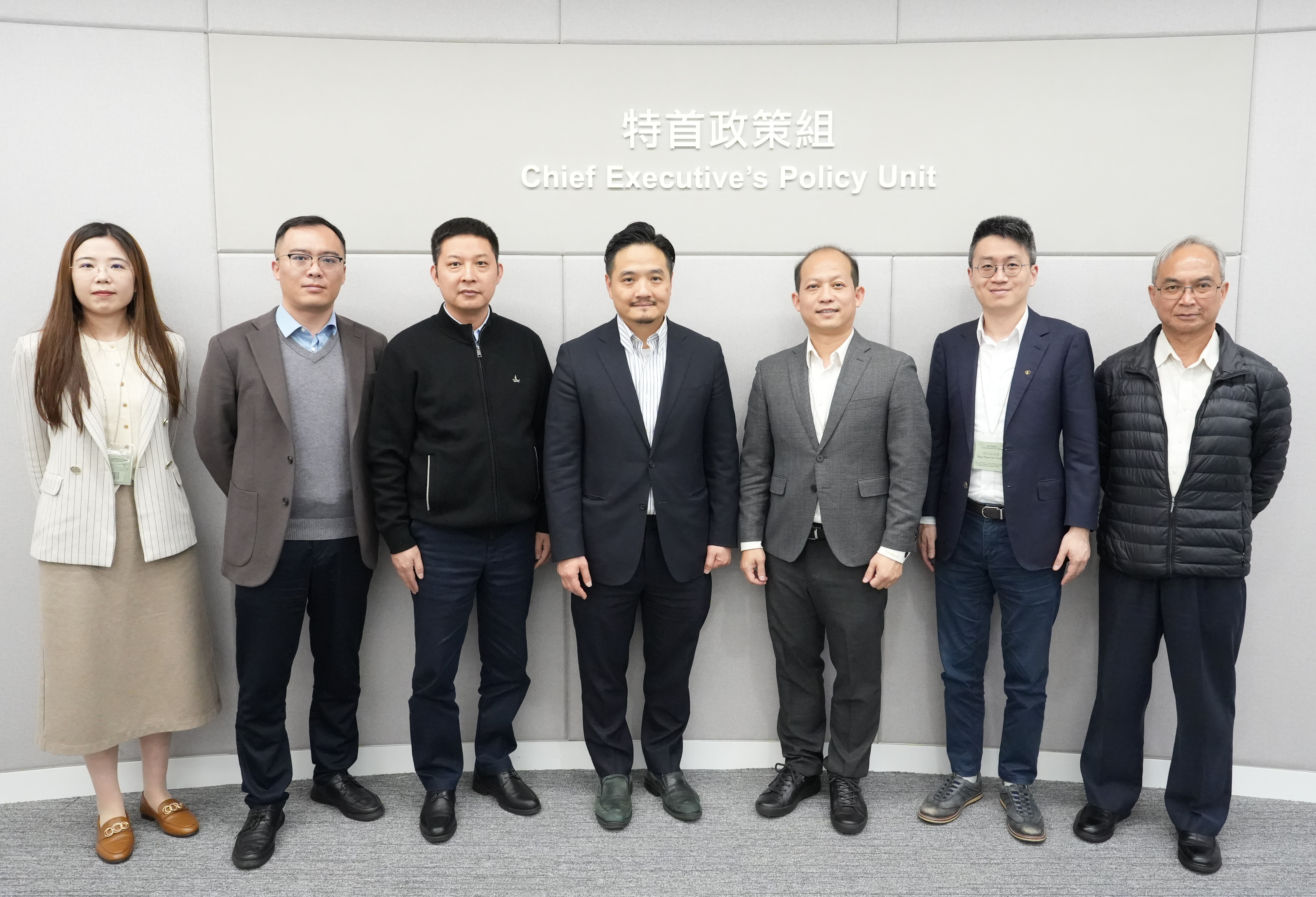 黃元山博士（中）及關家明（右一）與超聚變技術國際有限公司董事兼總經理及東南亞地區部總裁楊智添（右三）、艾德科技董事長張黨慶（左三）、開放城市共同體執行總監杜玉杰（左二）、賦生資本董事總經理胡涌（右二）及董事潘微冰（左一）會面。