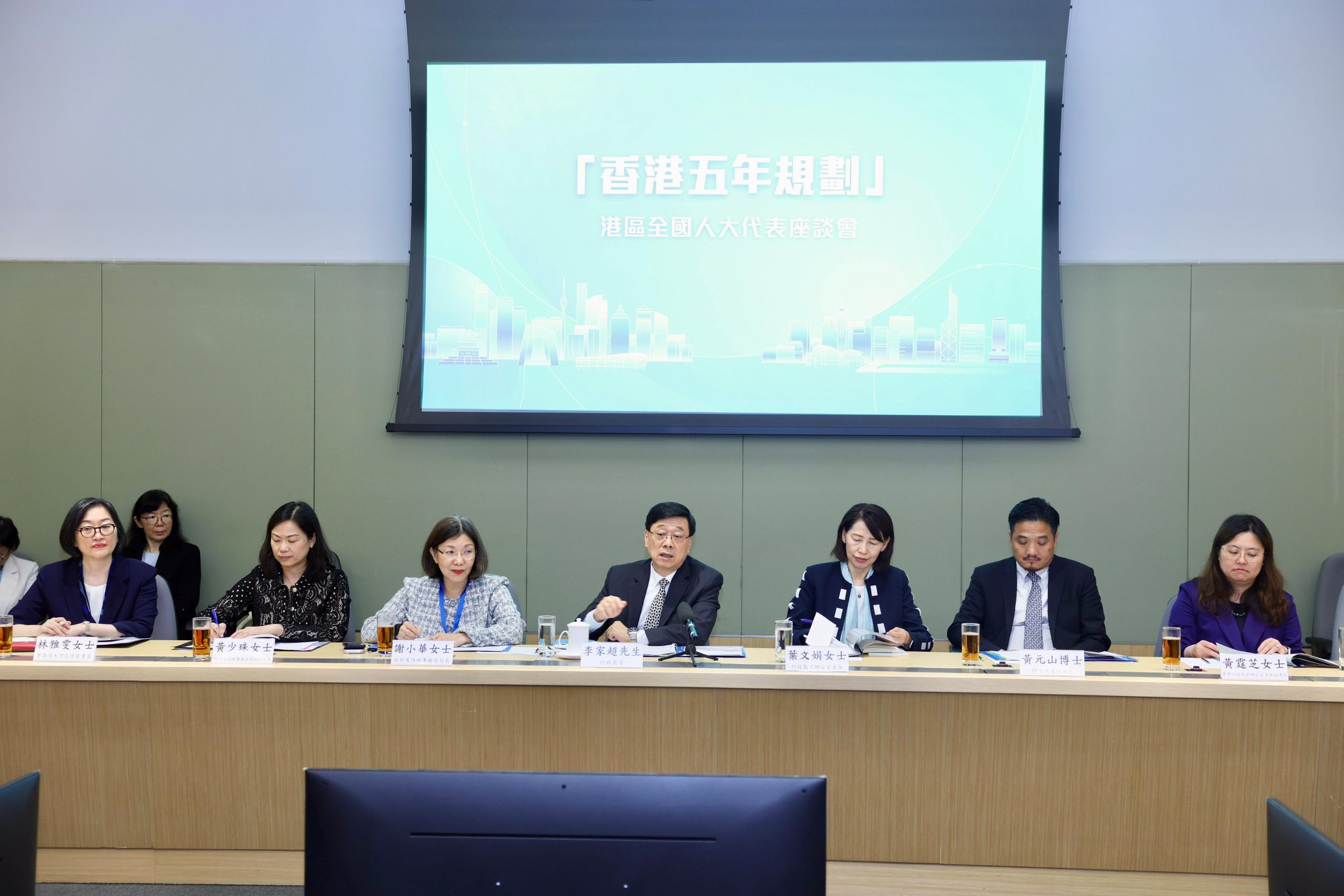 李家超（中）、謝小華（左三）及黃元山博士（右二）出席「香港五年規劃」港區全國人大代表座談會。