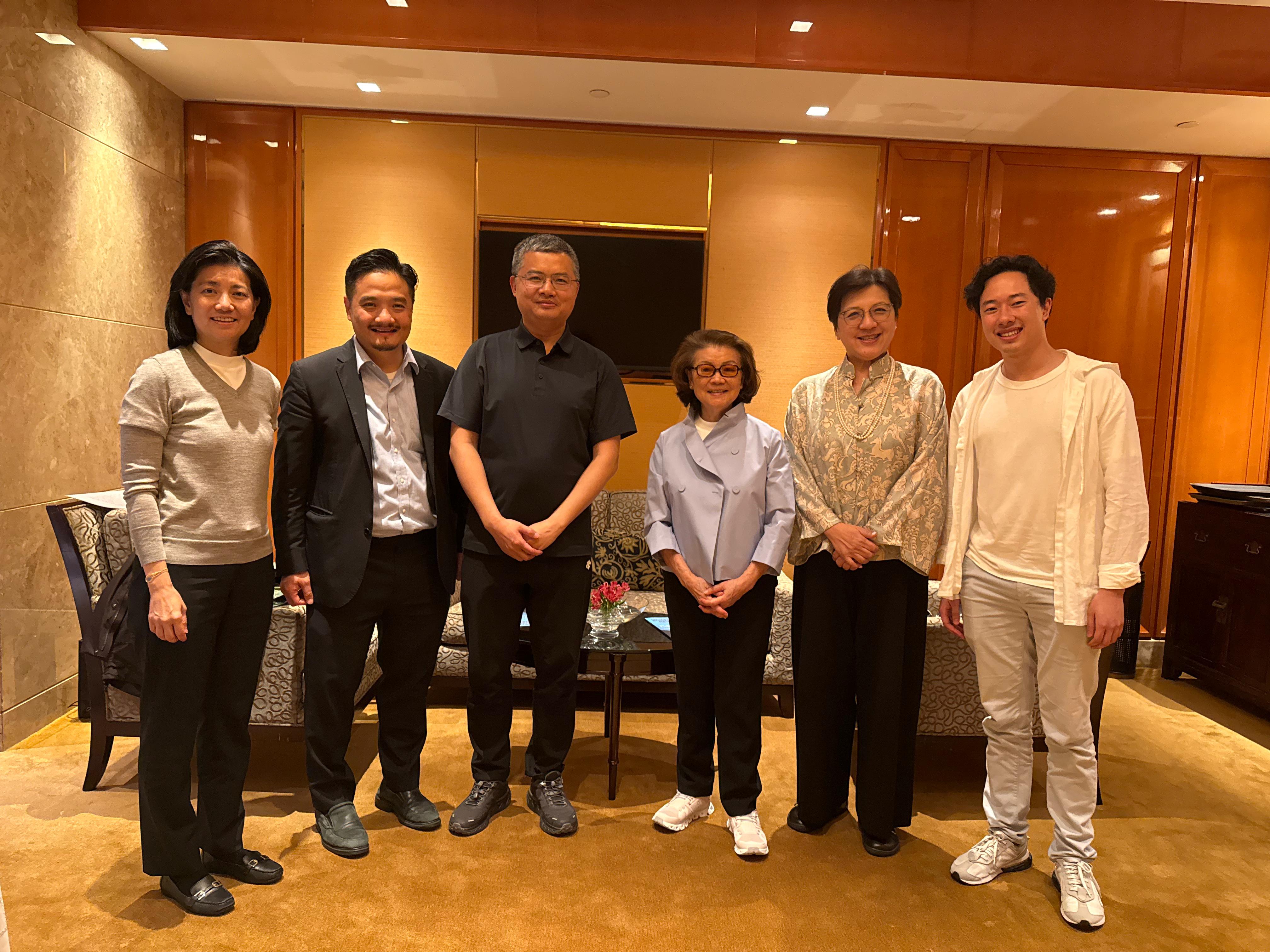 黃元山博士（左二）與清華大學公共管理學院教授及清華大學國情研究院副院長鄢一龍（左三）、立法會前議員梁劉柔芬（右三）及特首政策組專家組成員梁頴宇（左一）一行會面。
