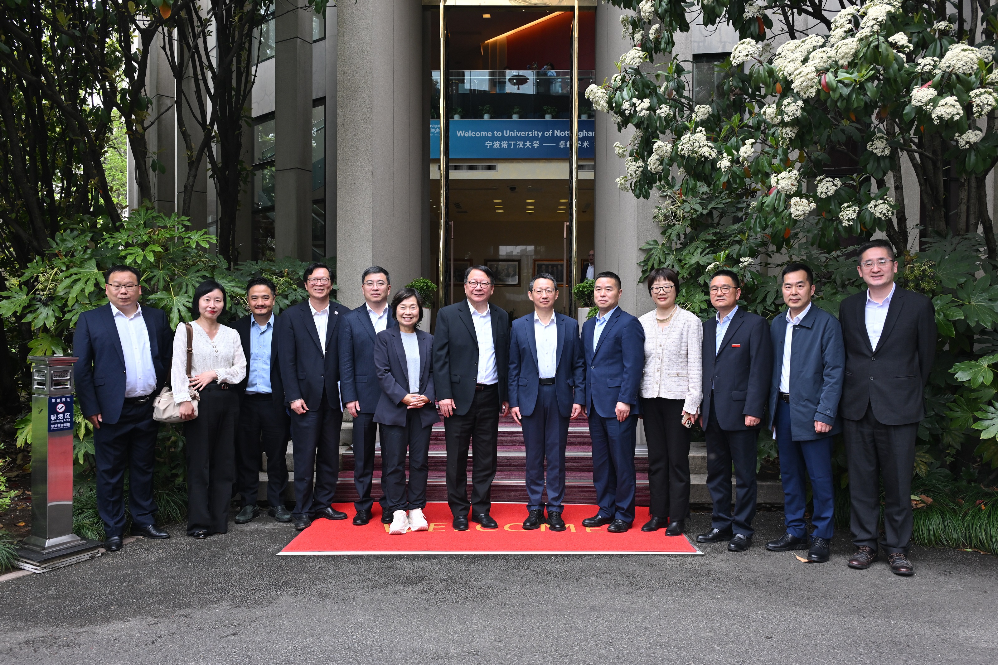 代表團與浙江省教育廳副廳長舒培冬（左五）、寧波市委常委、副市長徐岩（右六）及其他出席官員在寧波高教園區合照。 