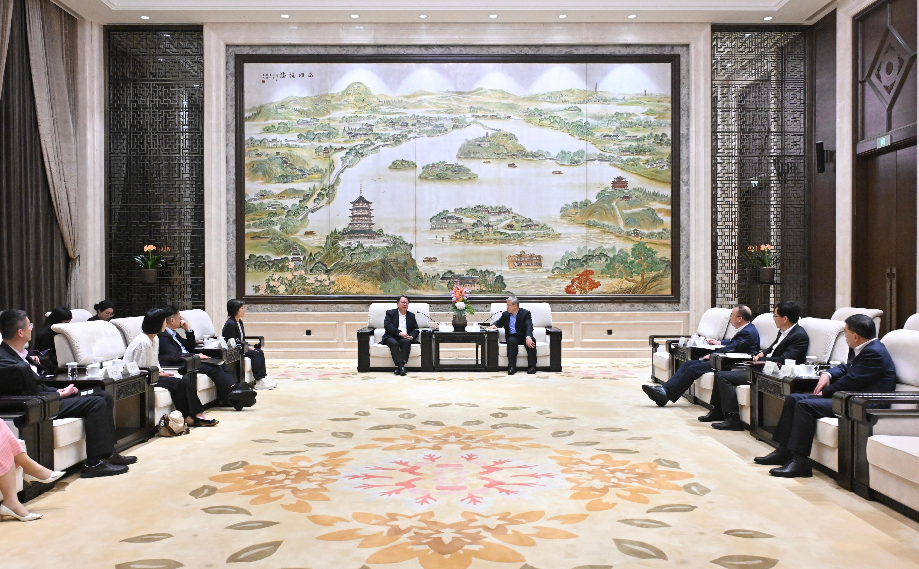代表團在杭州與浙江省委常委、常務副省長徐文光（右四）及其他浙江省官員會面。 