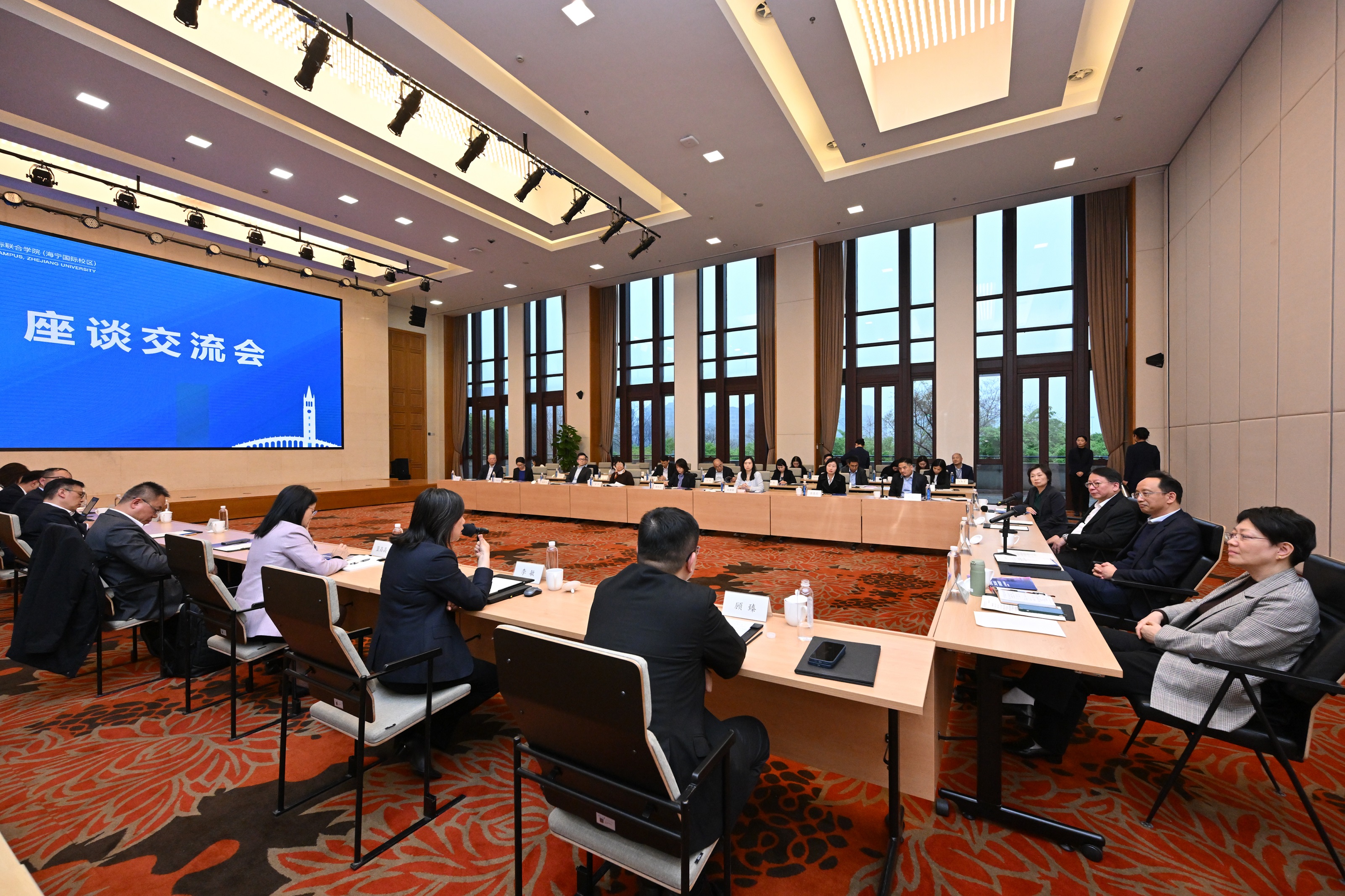 代表團參觀浙江大學國際聯合學院（海寧國際校區），並與院校代表進行交流座談。 