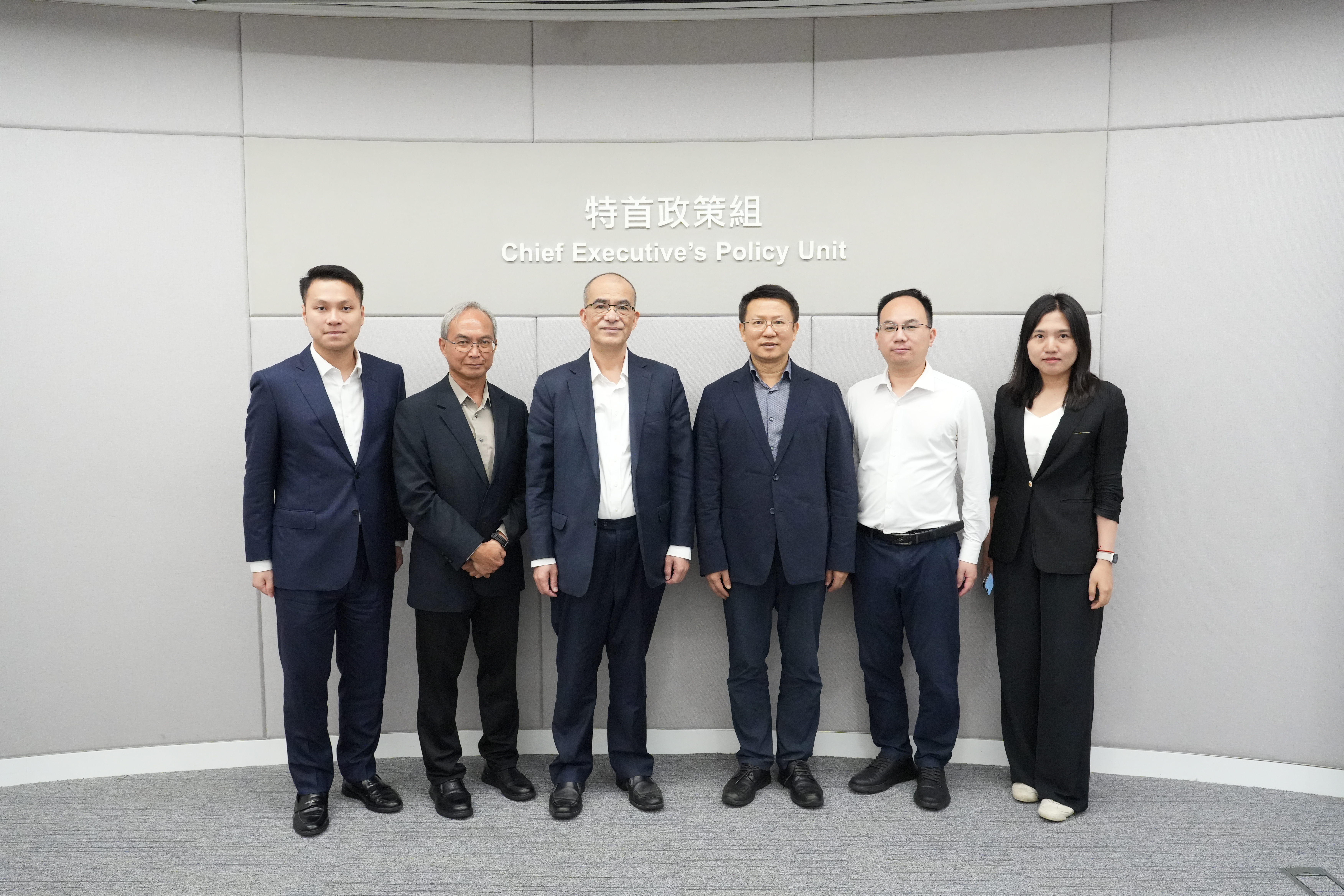 王春新博士（左三）及關家明（左二）與中共深圳市委政策研究室國際與港澳研究處處長黃鐸斌（右三）一行會面。 