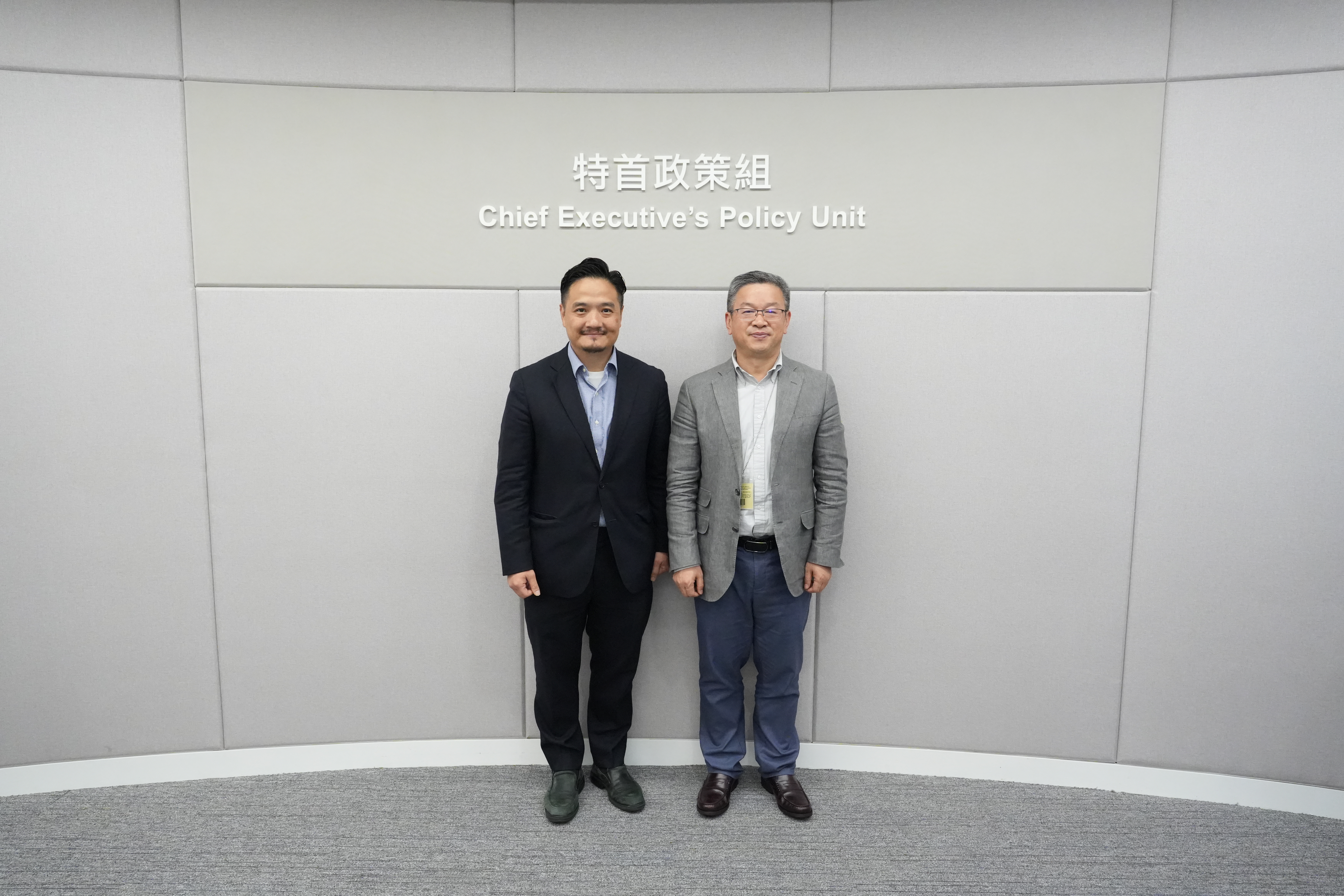 黃元山博士（左）與中石化（香港）有限公司董事總經理吳慶高（右）會面。 