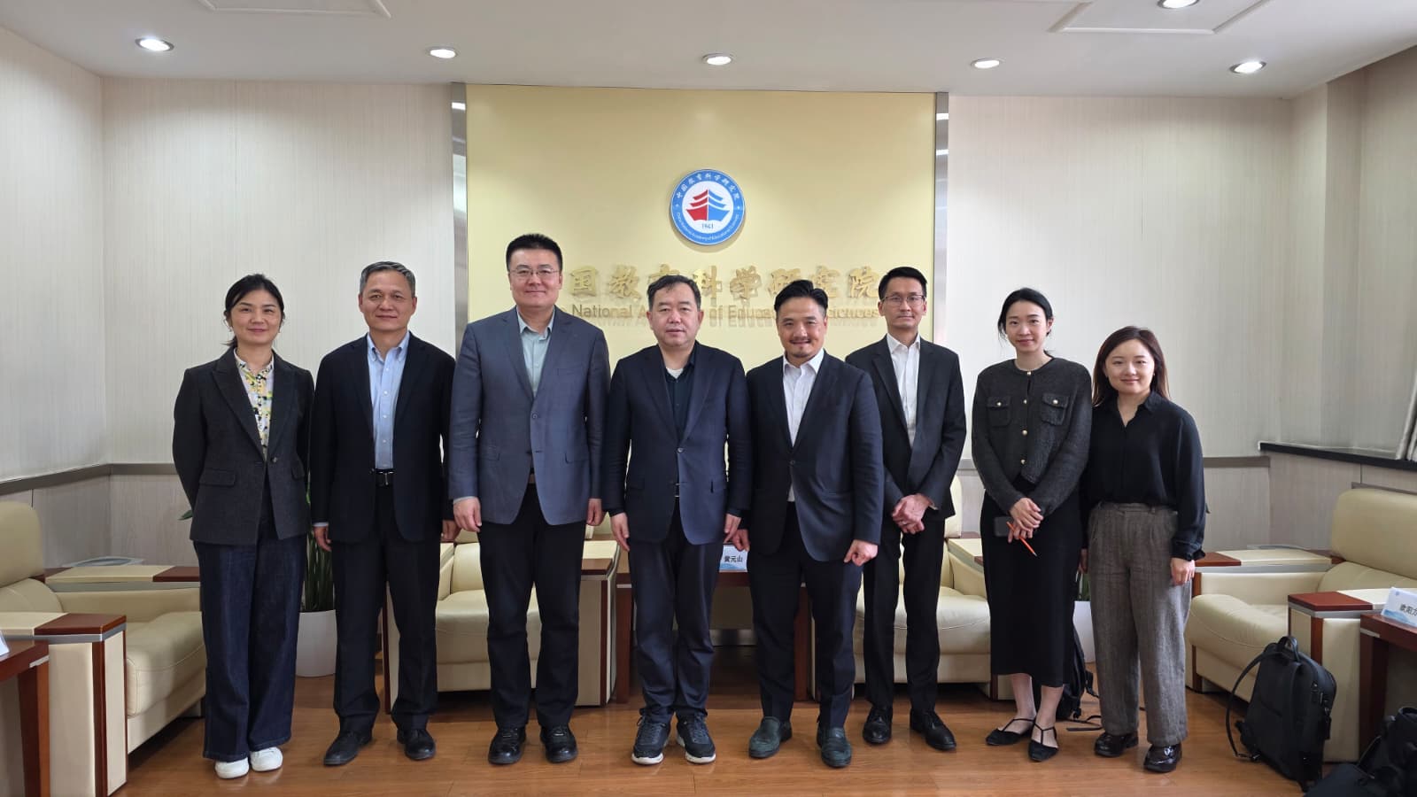 黃元山博士（右四）及特首政策組副組長歐陽力（右三）與中國教育科學研究院黨委書記及院長李永智（左四）一行會面。