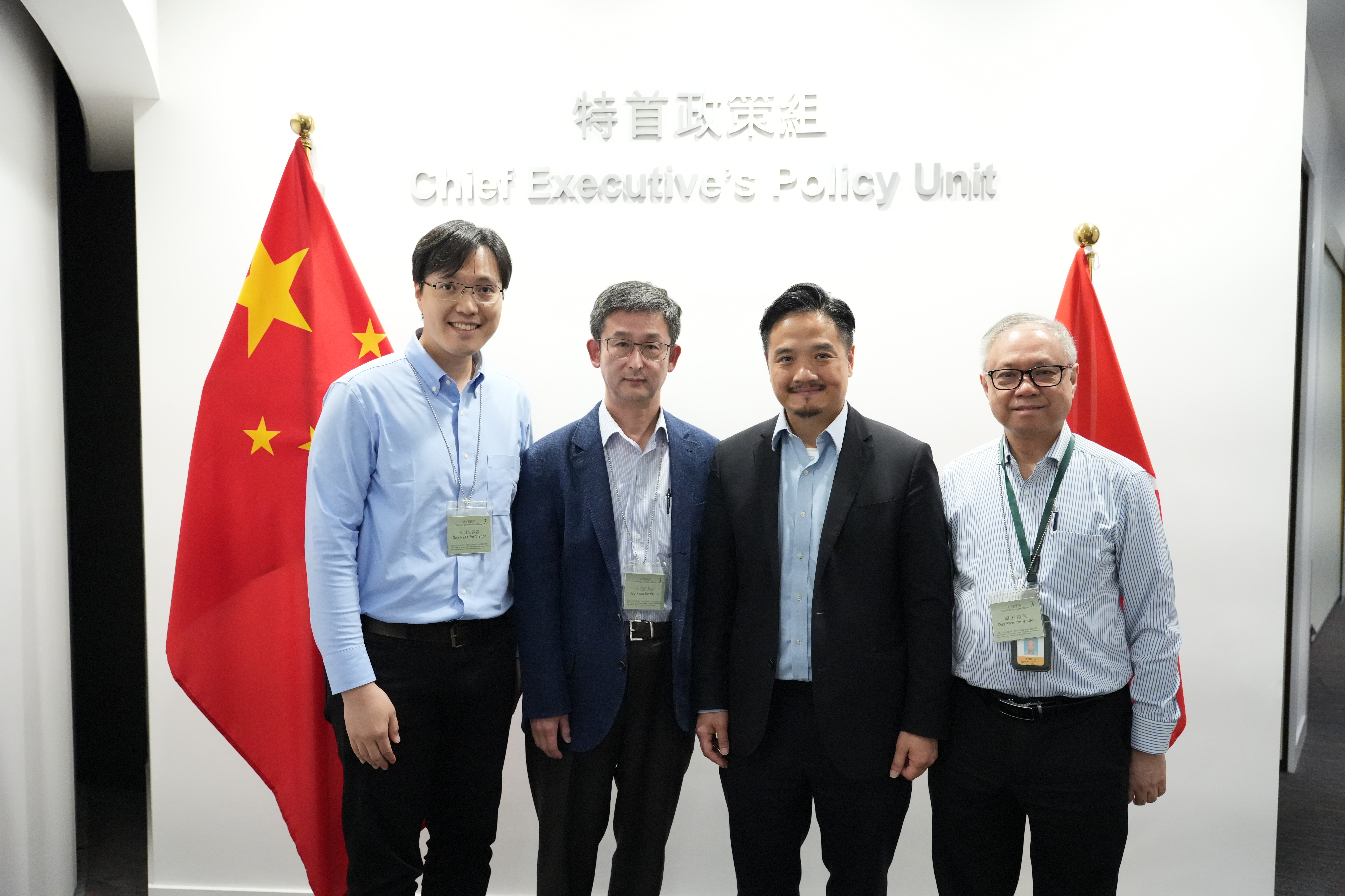 黃元山博士（右二）與亞洲衛星控股有限公司行政總裁唐舜康（左二）、工程部副總裁何嘉裕（右一）及工程部助理副總裁陳文熙（左一）會面。