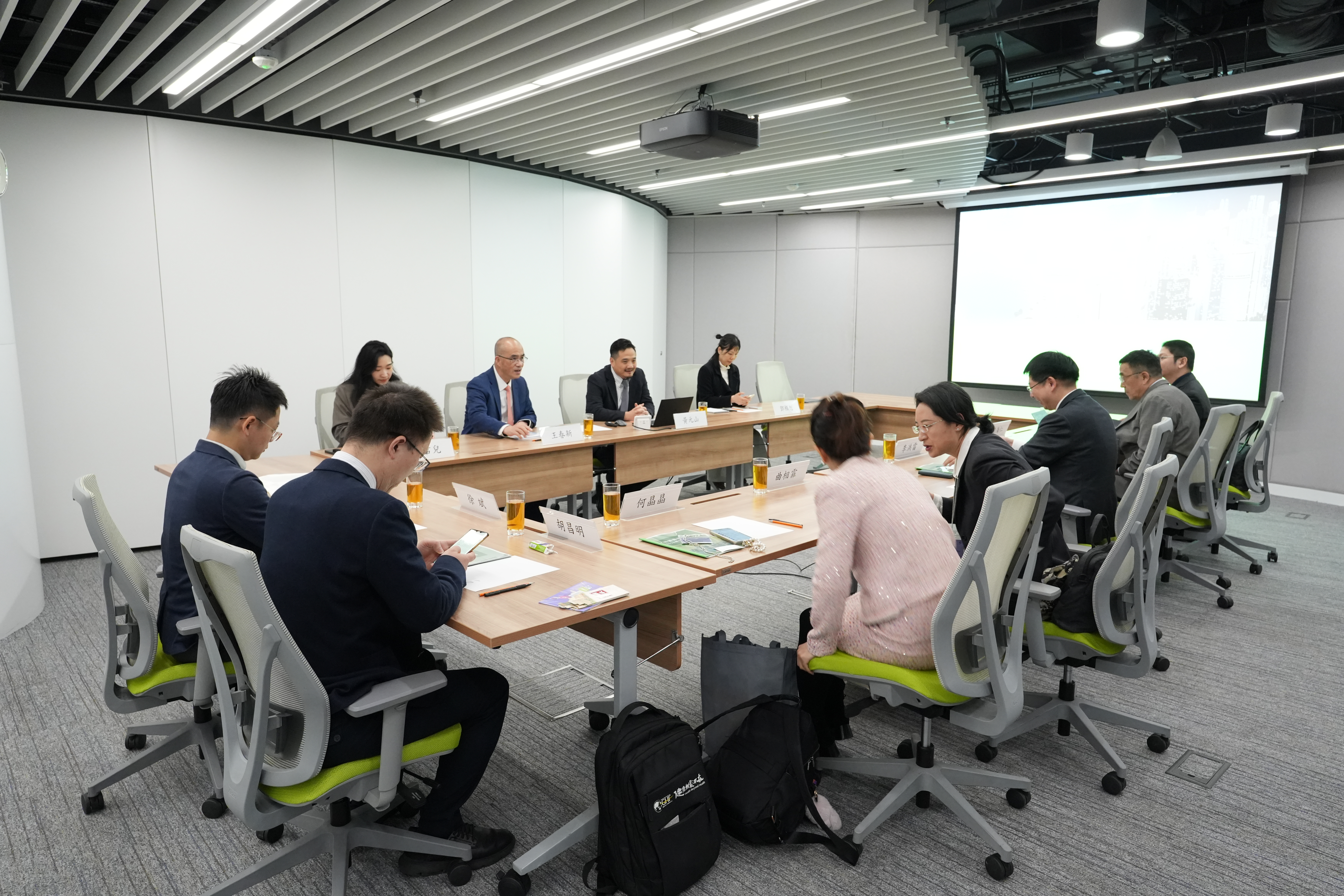 黃元山博士為代表團介紹特首政策組的工作及最新研究成果。