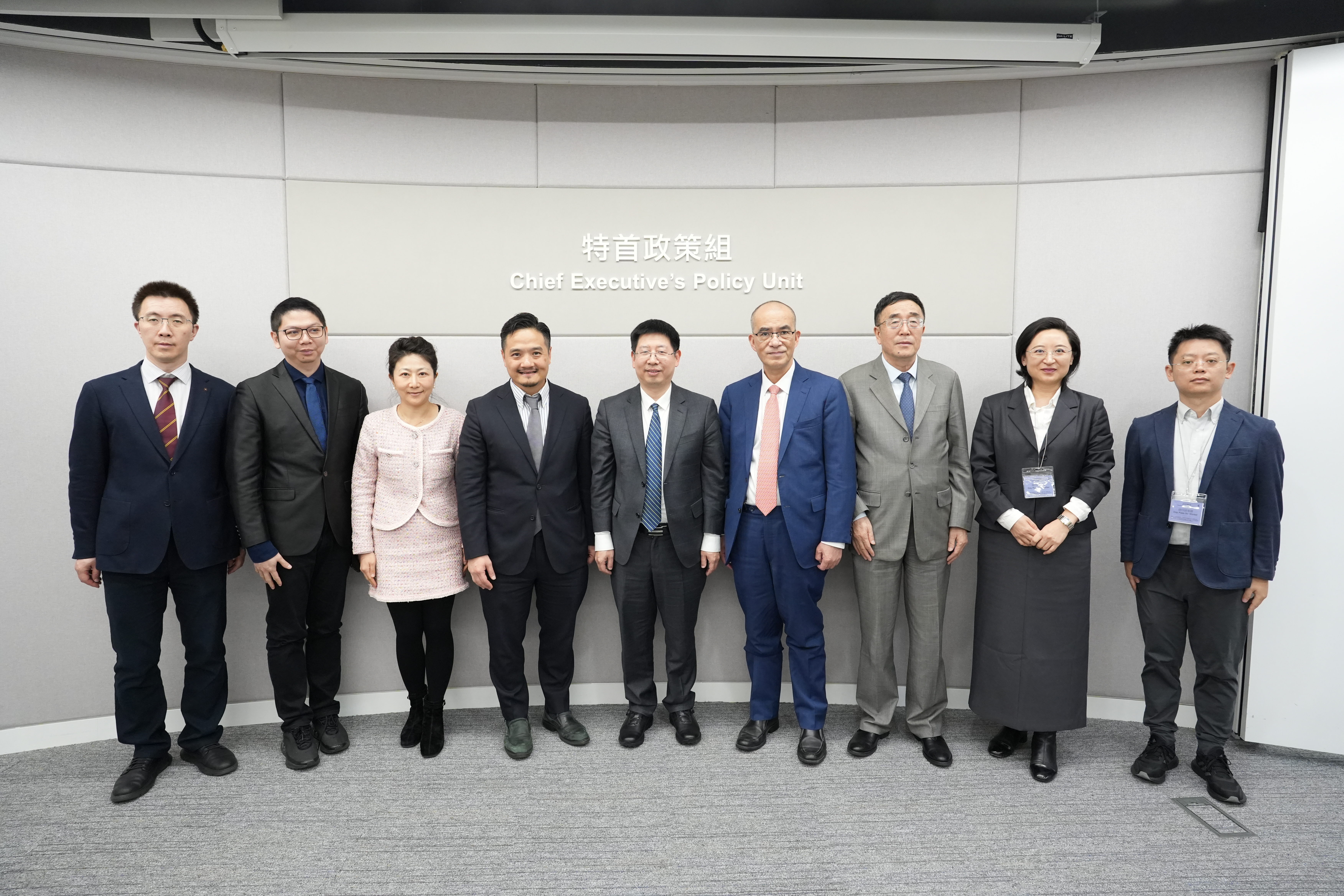 黃元山博士（左四）、王春新博士（右四）與中國社會科學院法學研究所及國際法研究所聯合黨委書記、研究員李洪雷（中）率領的代表團會面。