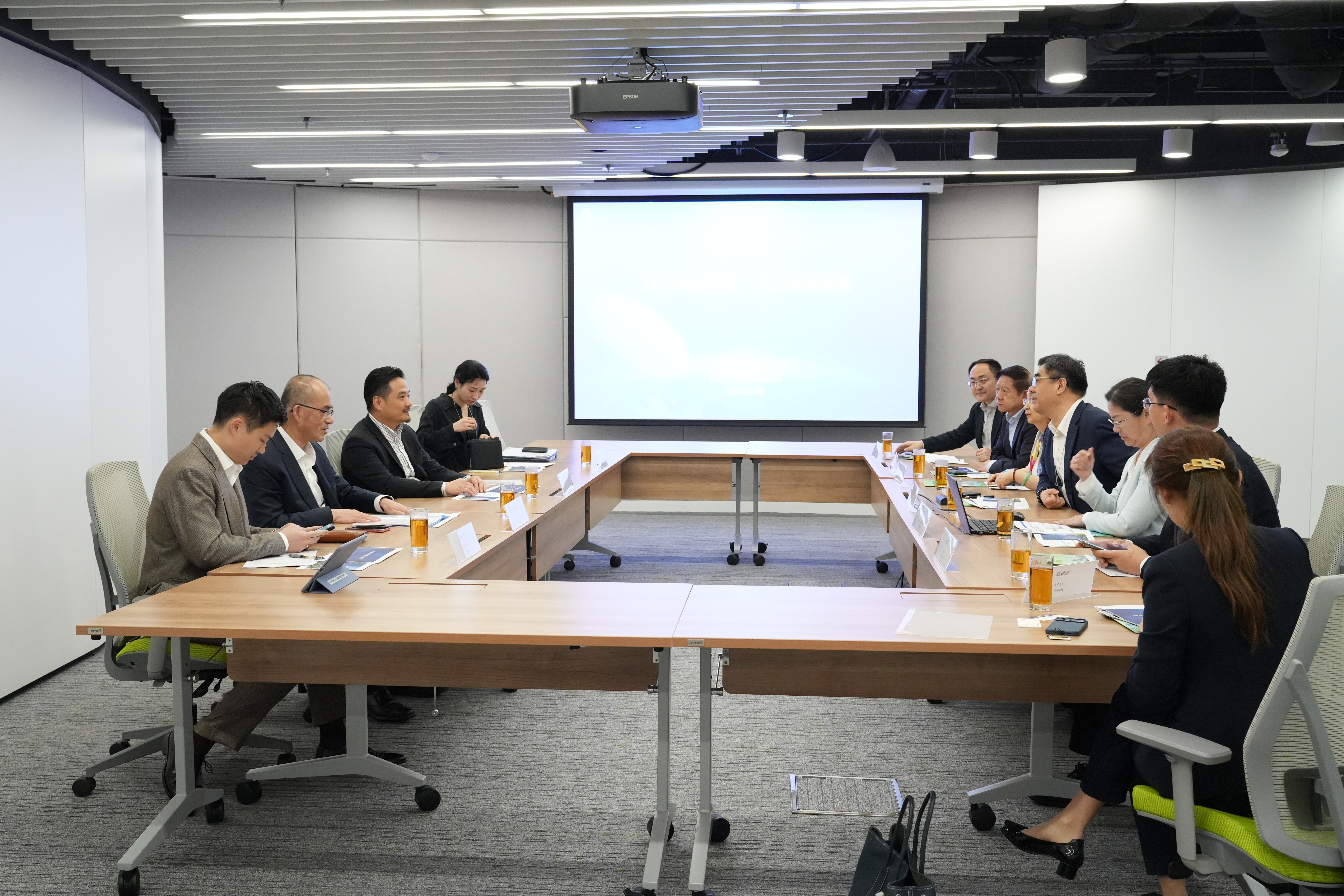 黃元山博士（左排左三）、特首政策組副組長王春新博士（左排左二）與中國衛通兼亞太衛星董事長孫京（右排右四）一行會面。
