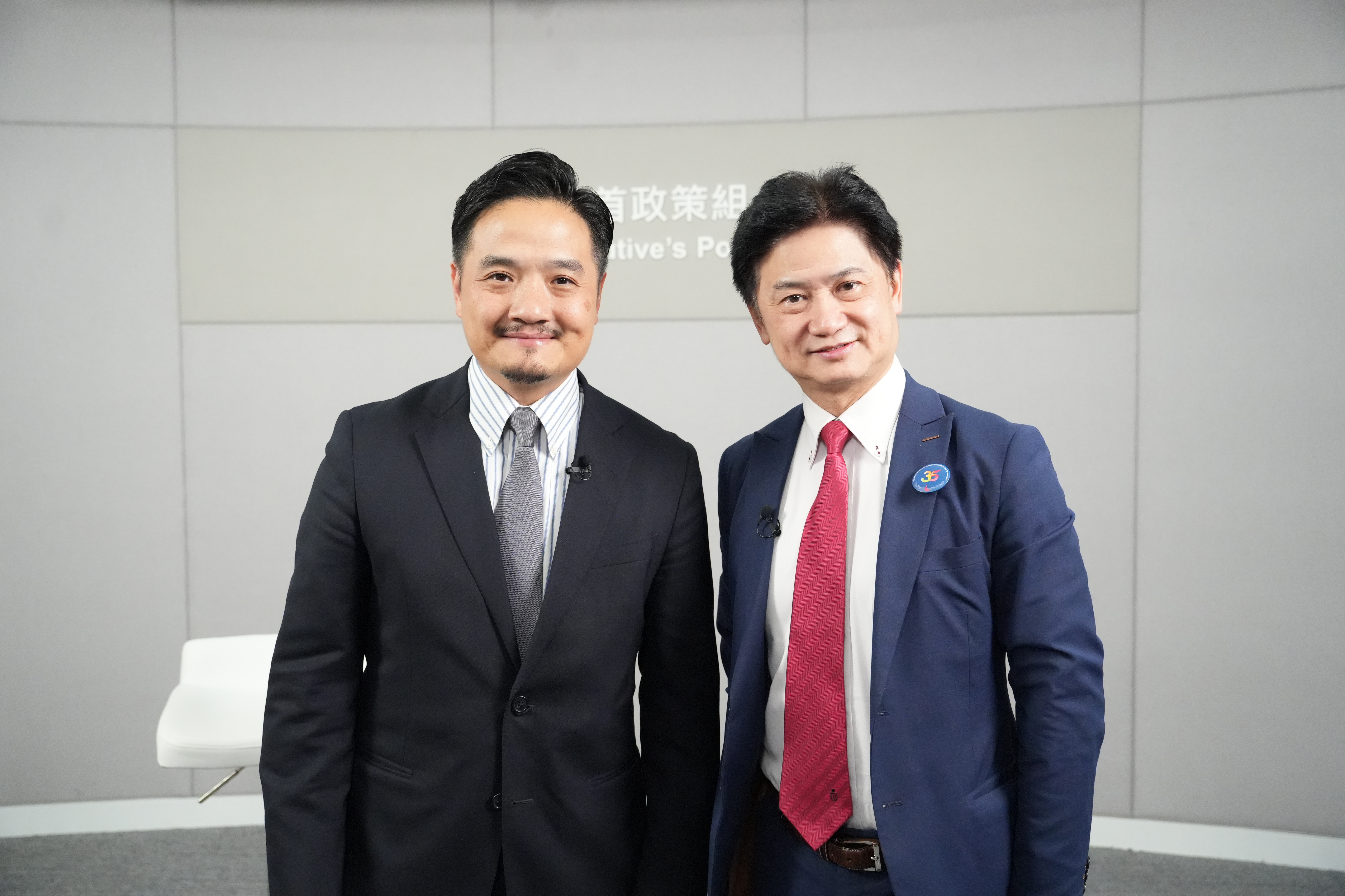黃元山博士（左）感謝吳宏偉教授（右）就香港建設「國際專上教育樞紐」提出多項意見，為政策研究提供重要參考。