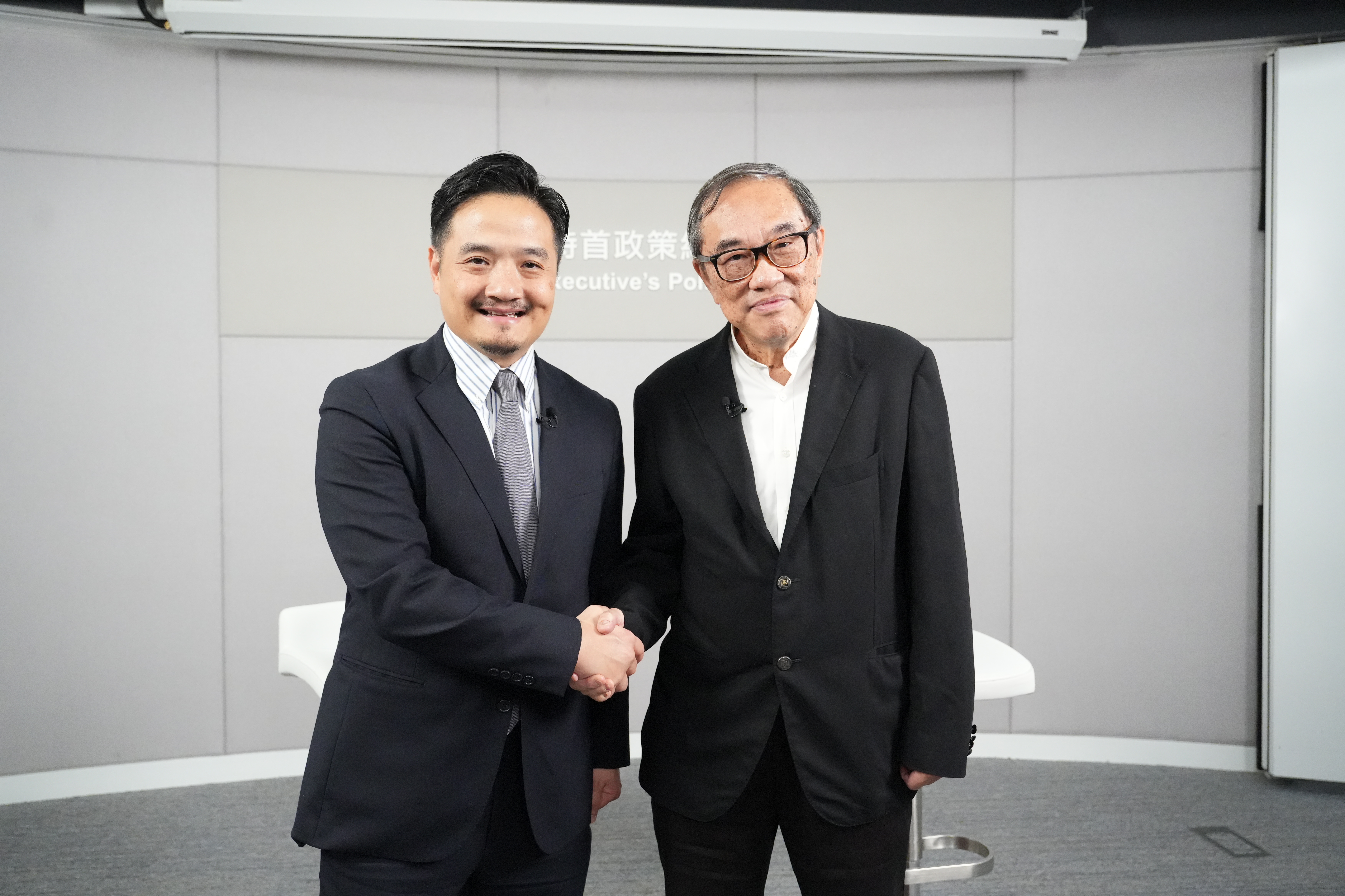 黃元山博士（左）感謝戴希立（右）穿針引線，促成特首政策組與中國教育科學研究院合作調研。