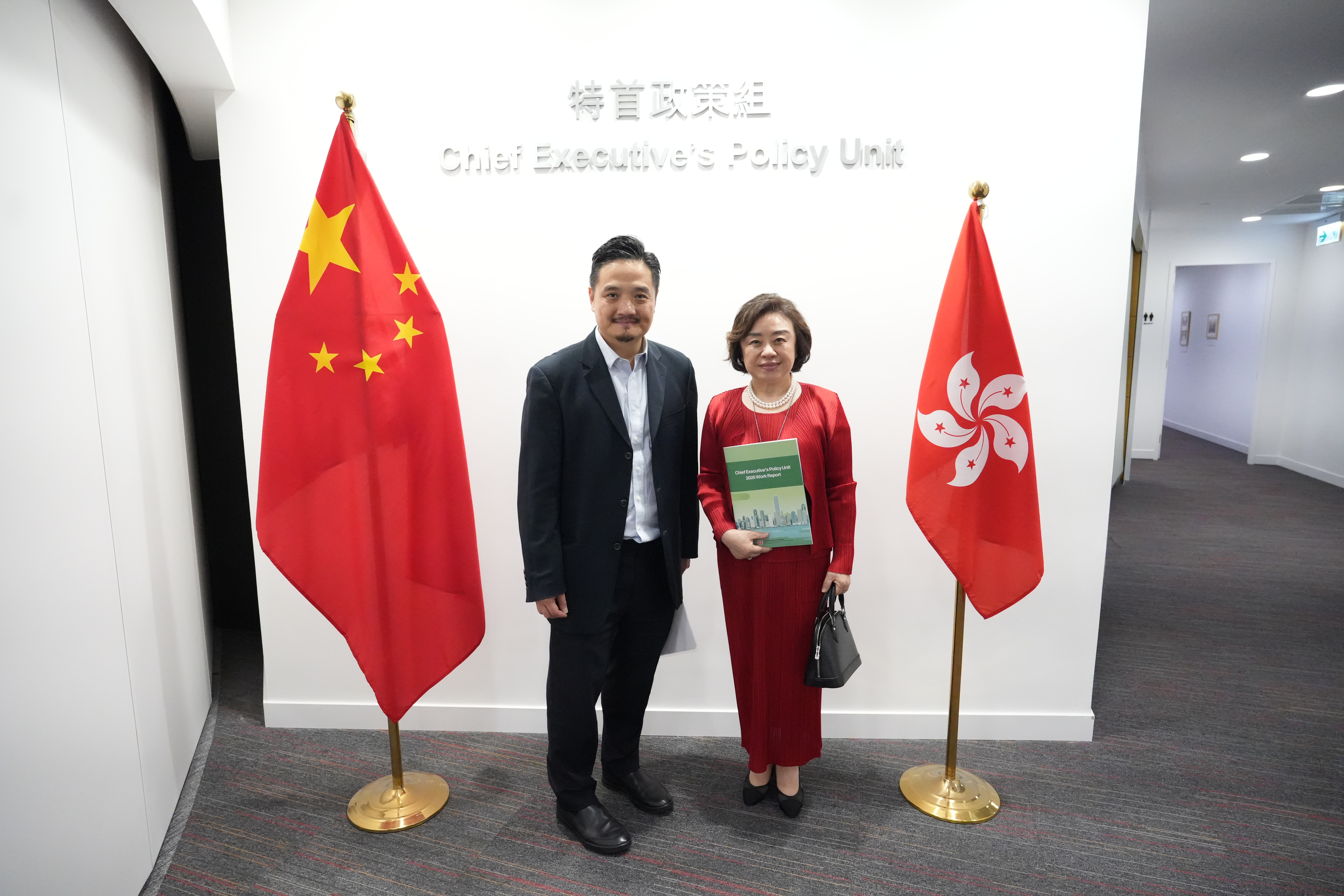 黄元山博士（左）与新元资本创始合伙人宋红方（右）会面。
