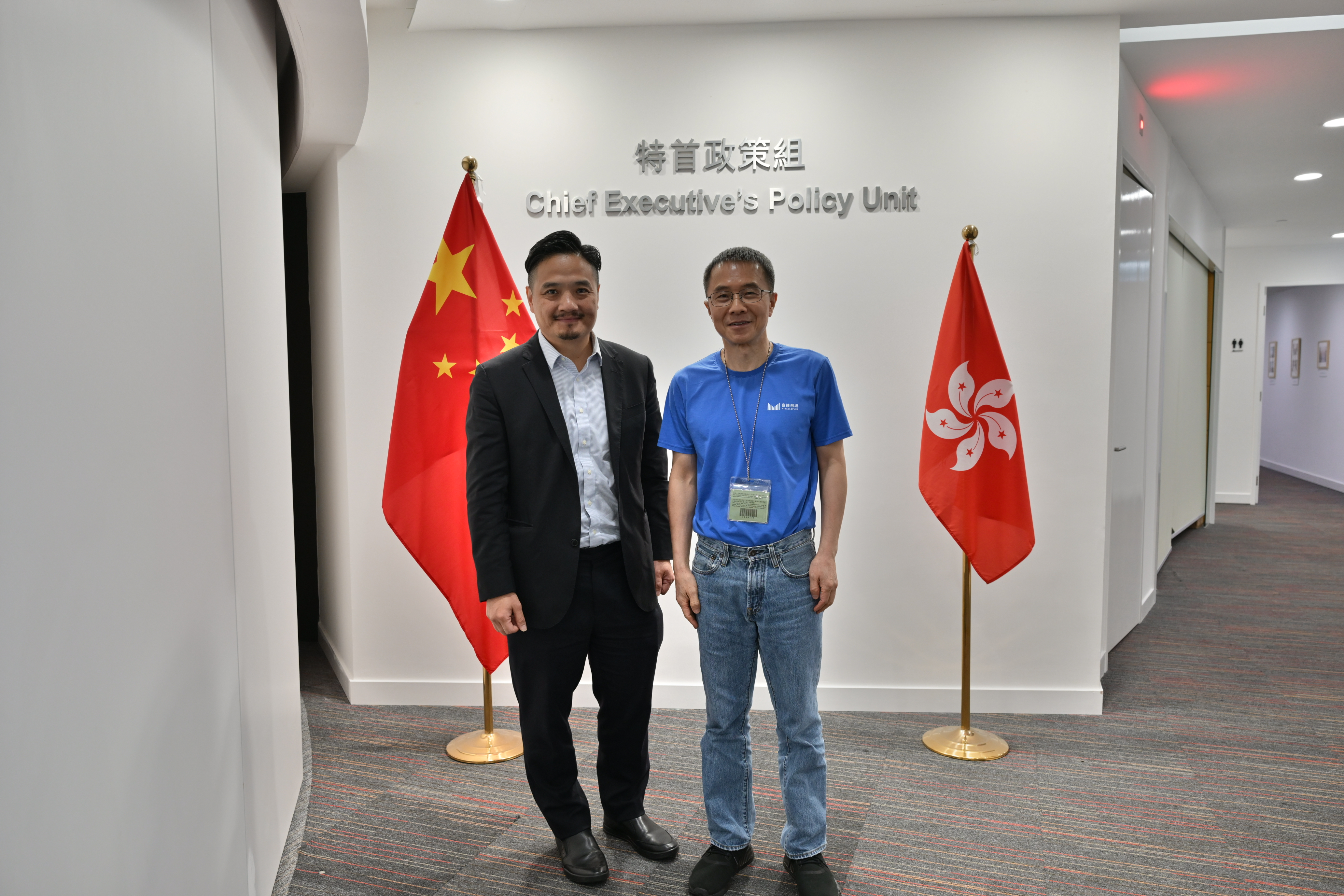 黄元山博士（左）与奇绩创坛创始人兼行政总裁陆奇（右）会面。