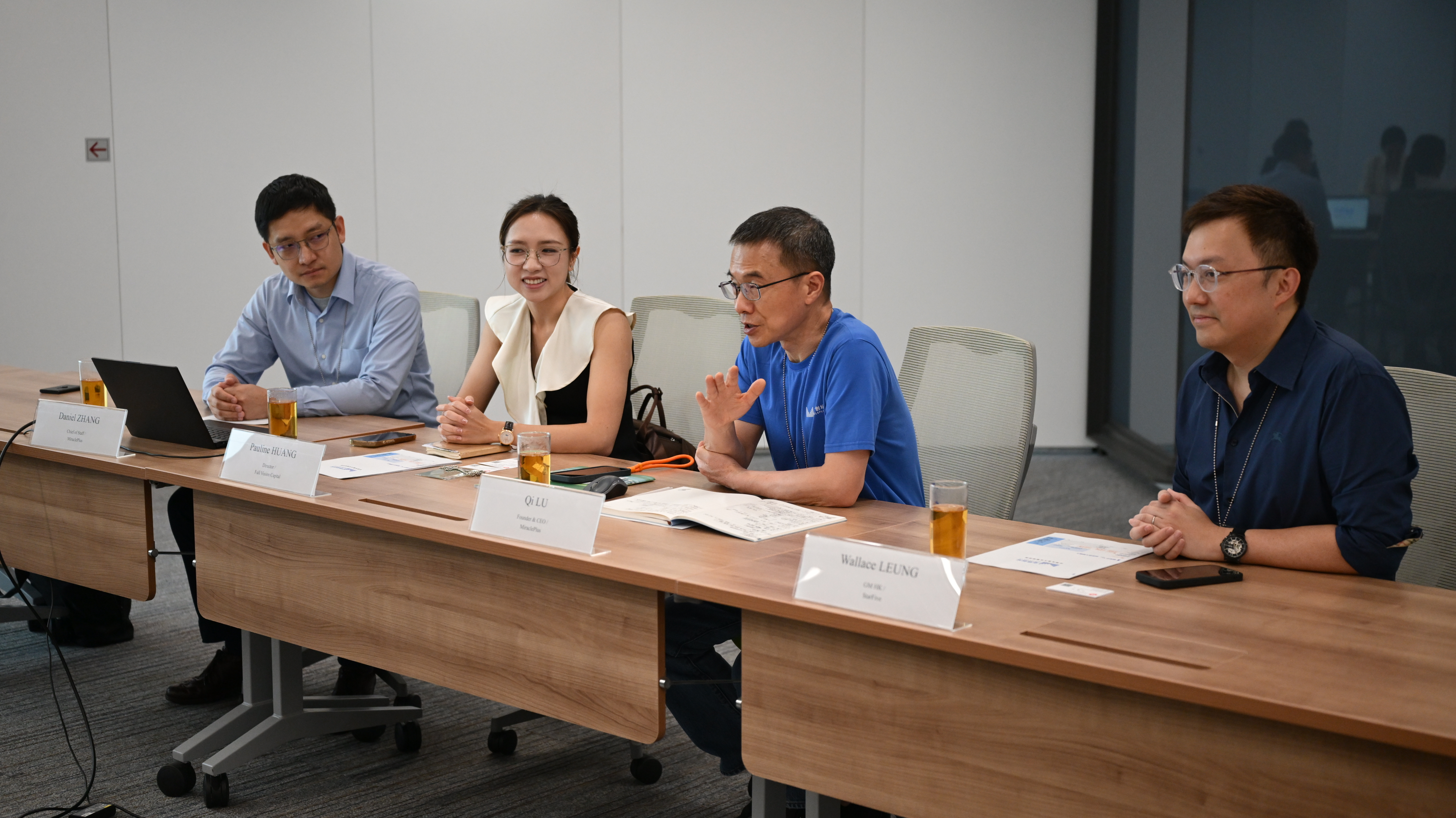 （左起）奇绩创坛集团办公室主任张丹峰、赋生资本董事黄之、奇绩创坛创始人兼行政总裁陆奇及赛昉科技香港总经理梁伟明就香港创科生态及发展与特首政策组进行讨论。