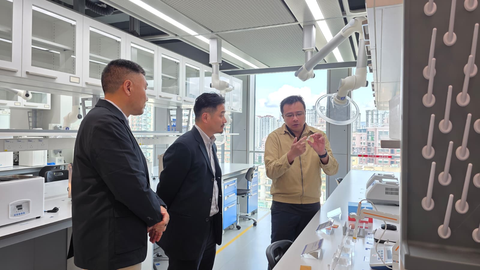 黄元山博士(中)参观位于河套深圳园区的华润生命健康研究院。