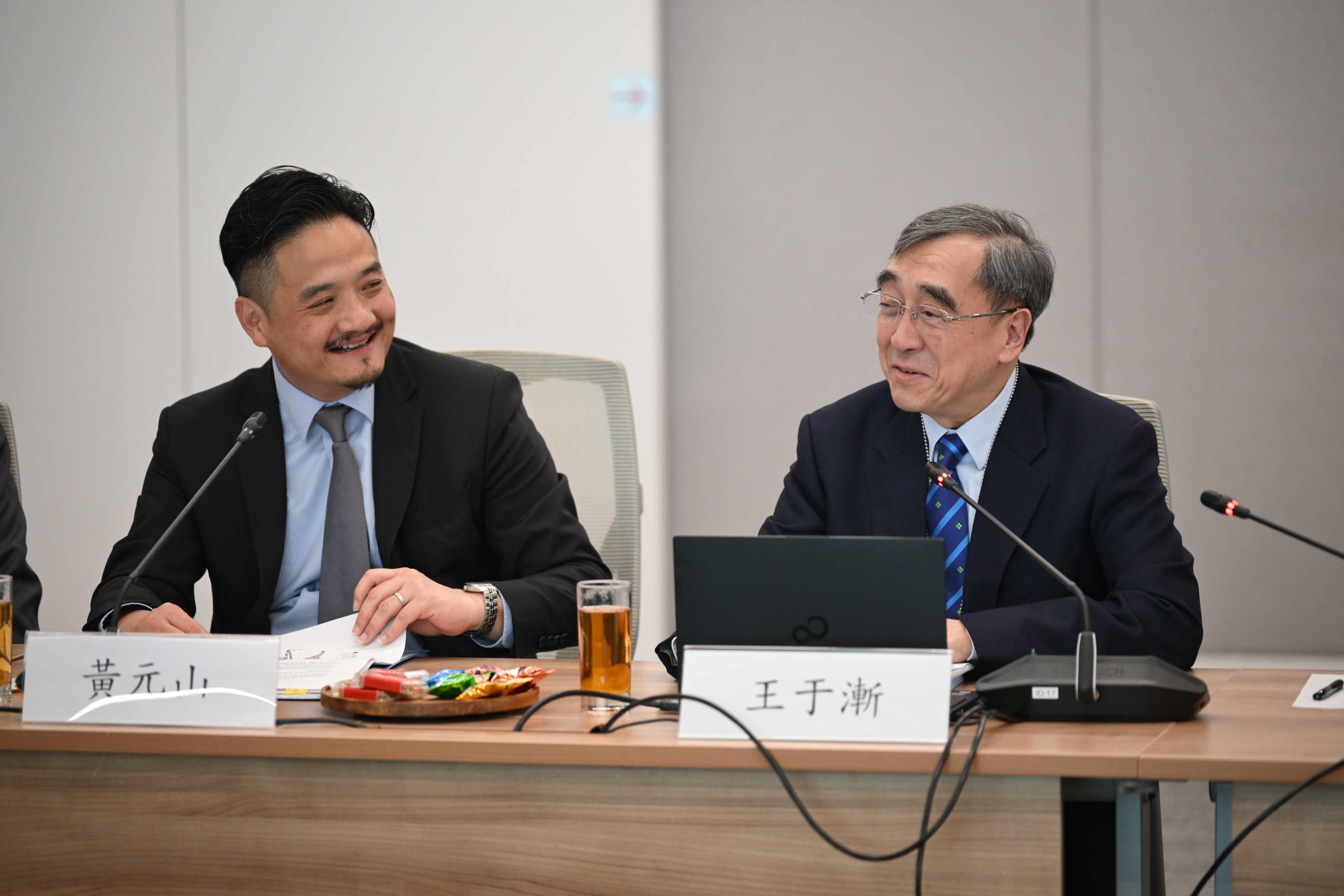 会议由黄元山博士（左）主持，香港大学首席副校长、黄干亨黄英豪基金教授（政治经济学）王于渐（右）担任主讲。