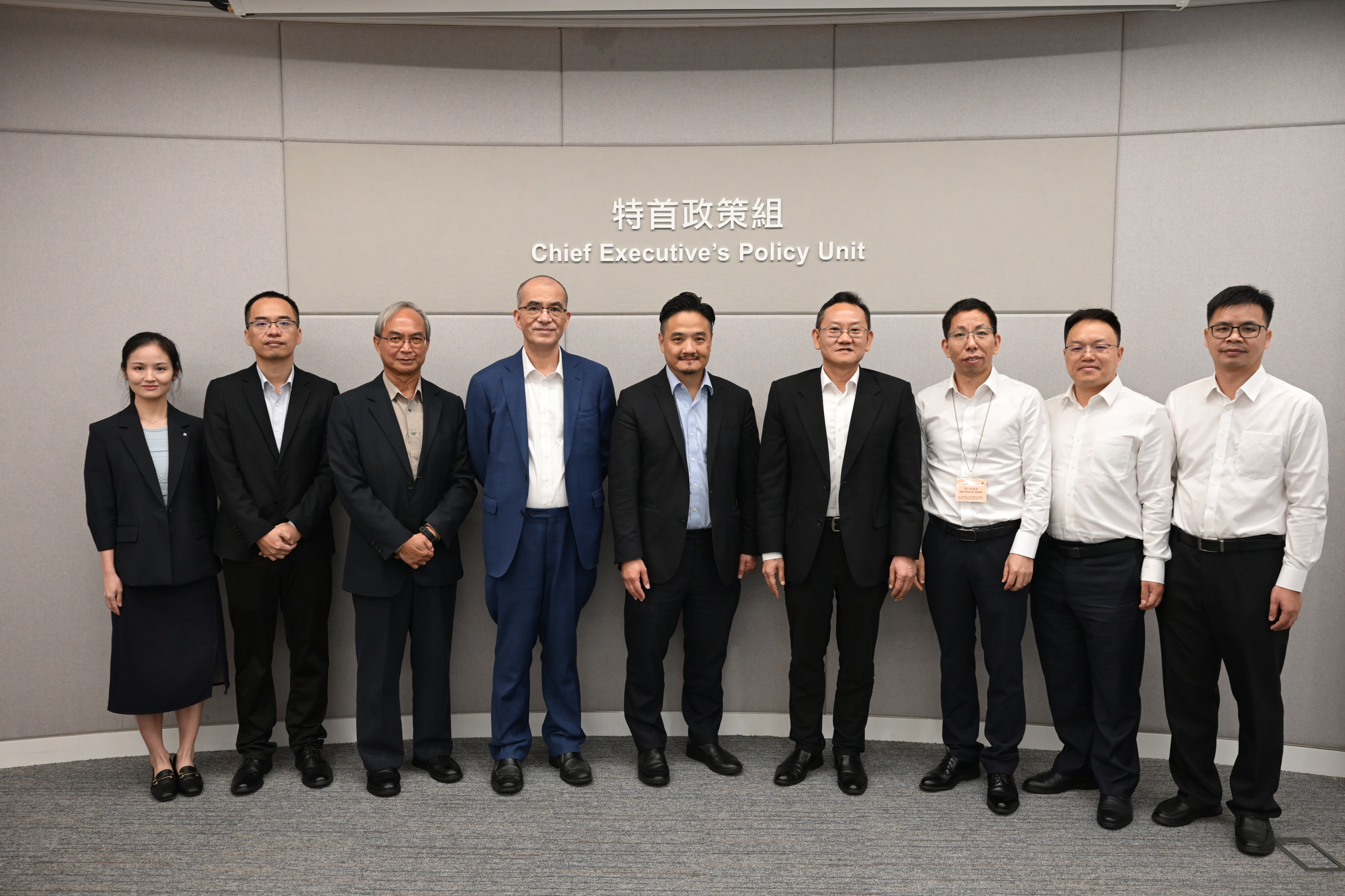 黄元山博士（中）、王春新博士（左四）及关家明（左三）与广州市社会科学院院长张跃国（右四）及办公室主任罗谷松（左二）等一行会面。