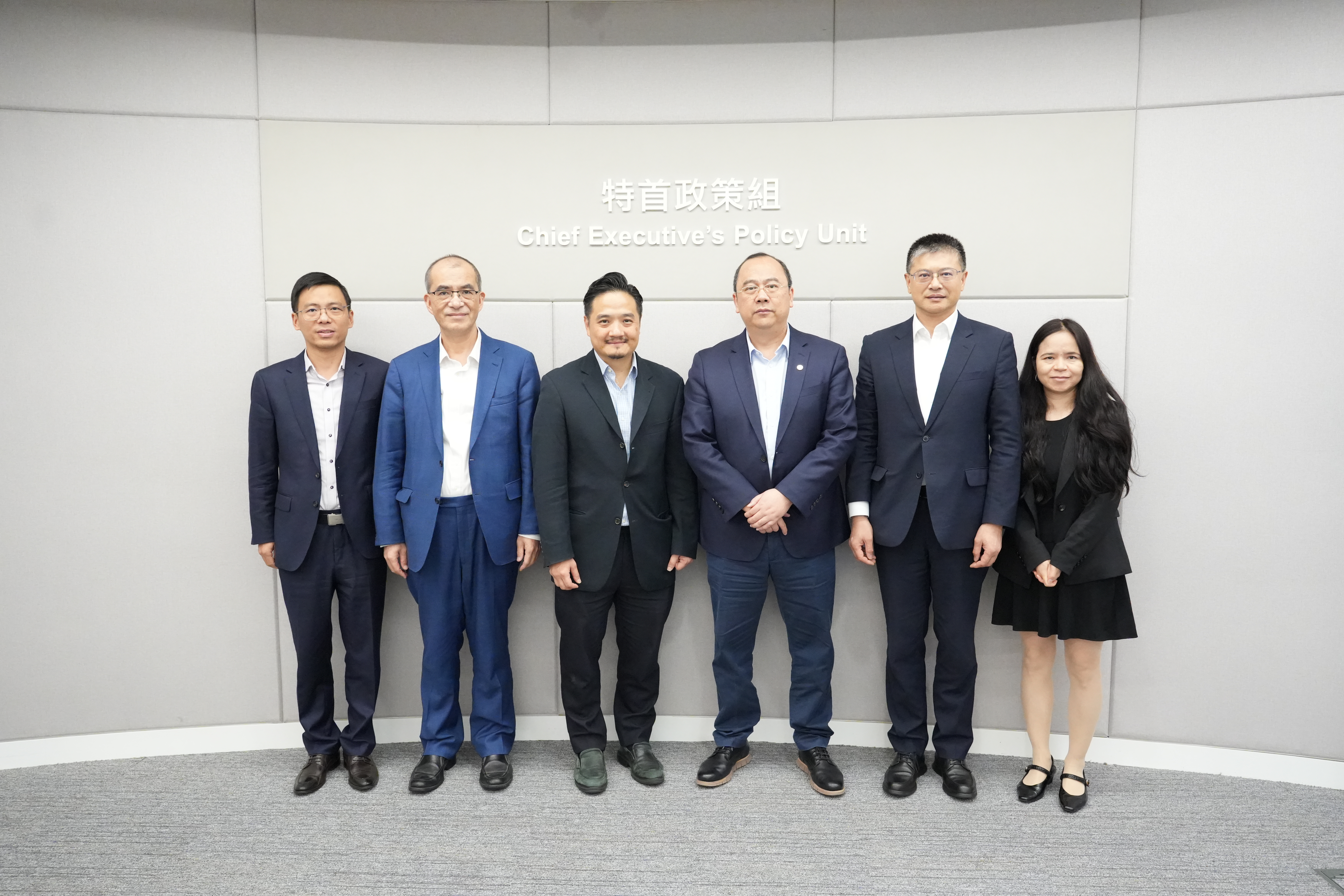 黄元山博士（左三）及王春新博士（左二）与中国工商银行（亚洲）董事长刘亚干（右三）及候任行政总裁何晓建（右二）一行会面。