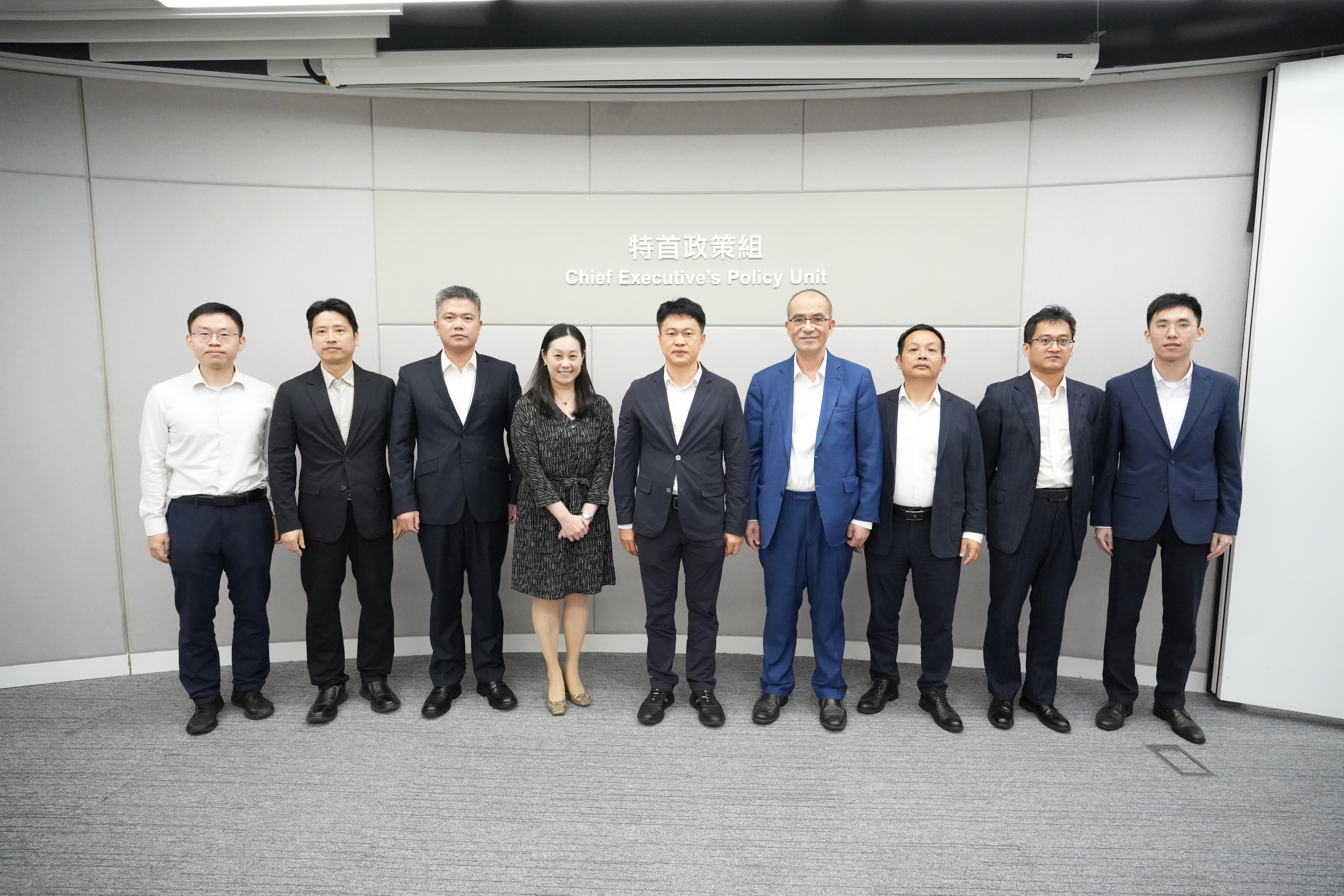 王春新博士（右四）与广州市政府副秘书长谢伟（中）、南沙区商务局局长钟伟彬（左三）一行会面。