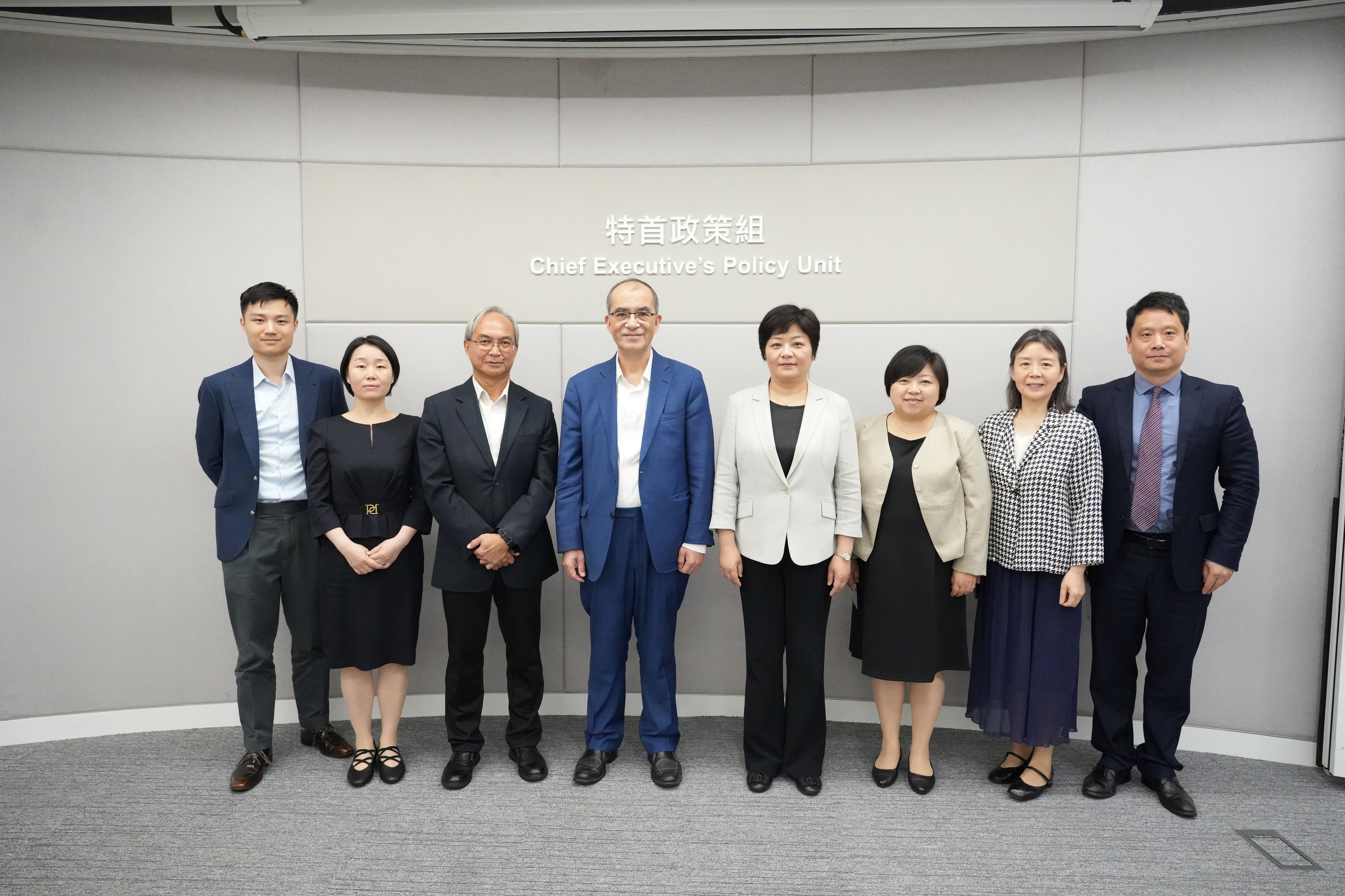 王春新博士（左四）及关家明（左三）与上海市人民政府港澳事务办公室副主任叶靓（右四）一行会面。