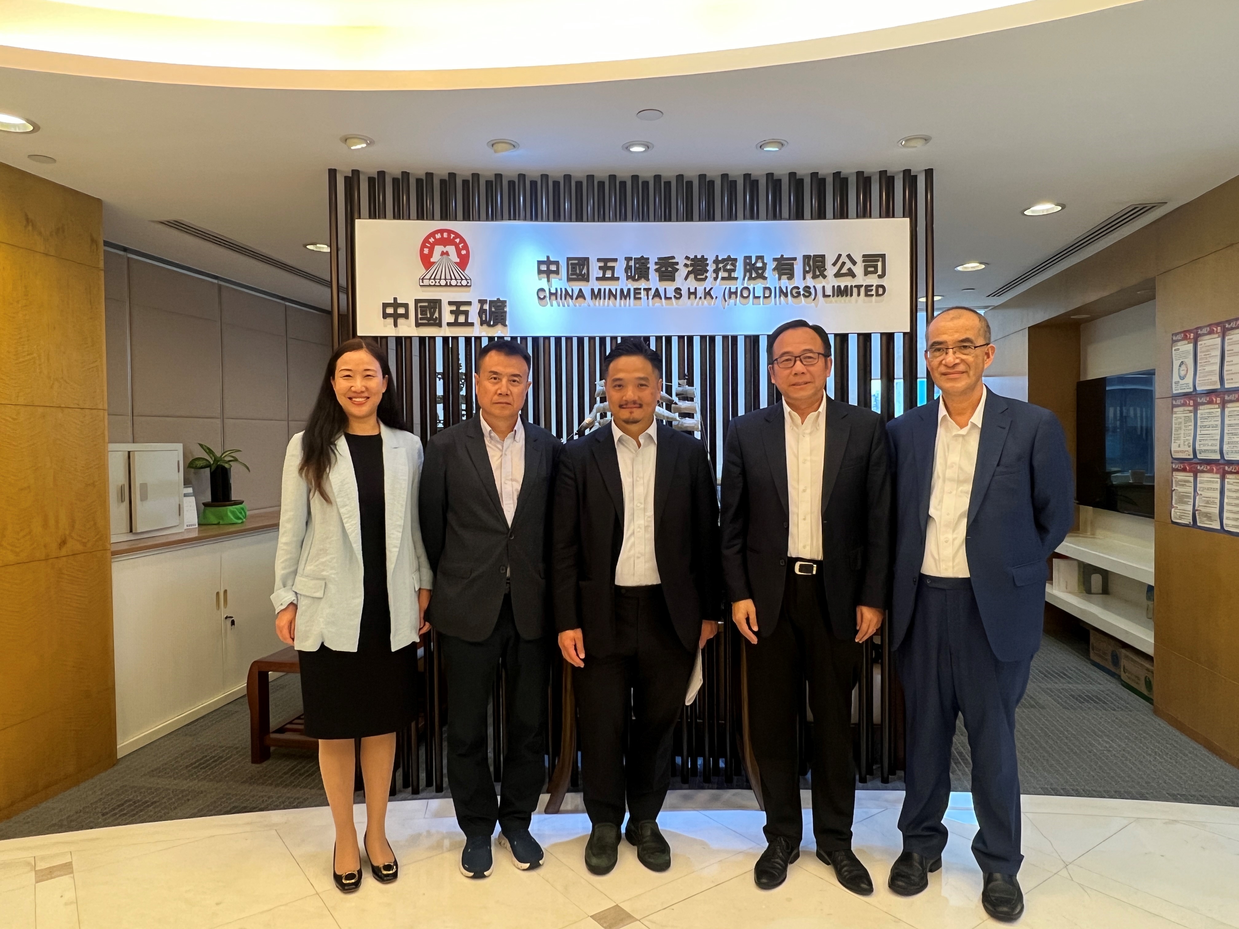 黄元山博士（中）及王春新博士（右一）与中国五矿香港控股董事长闫晓青（左二）及其团队会面。