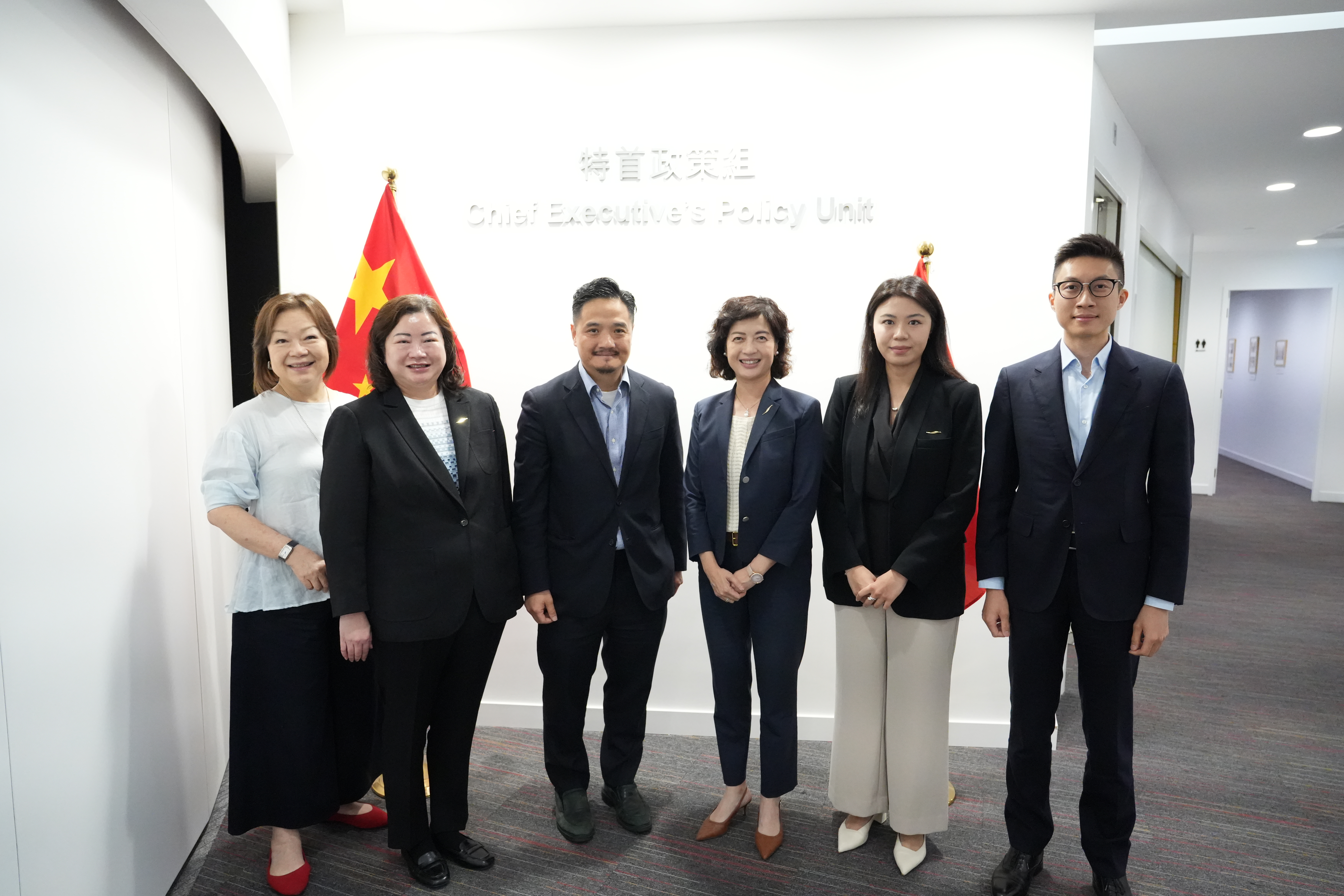 黄元山博士（左三）与香港商用航空中心行政总裁刘敏仪（右三）及高级总监张美仪（左二）一行会面。