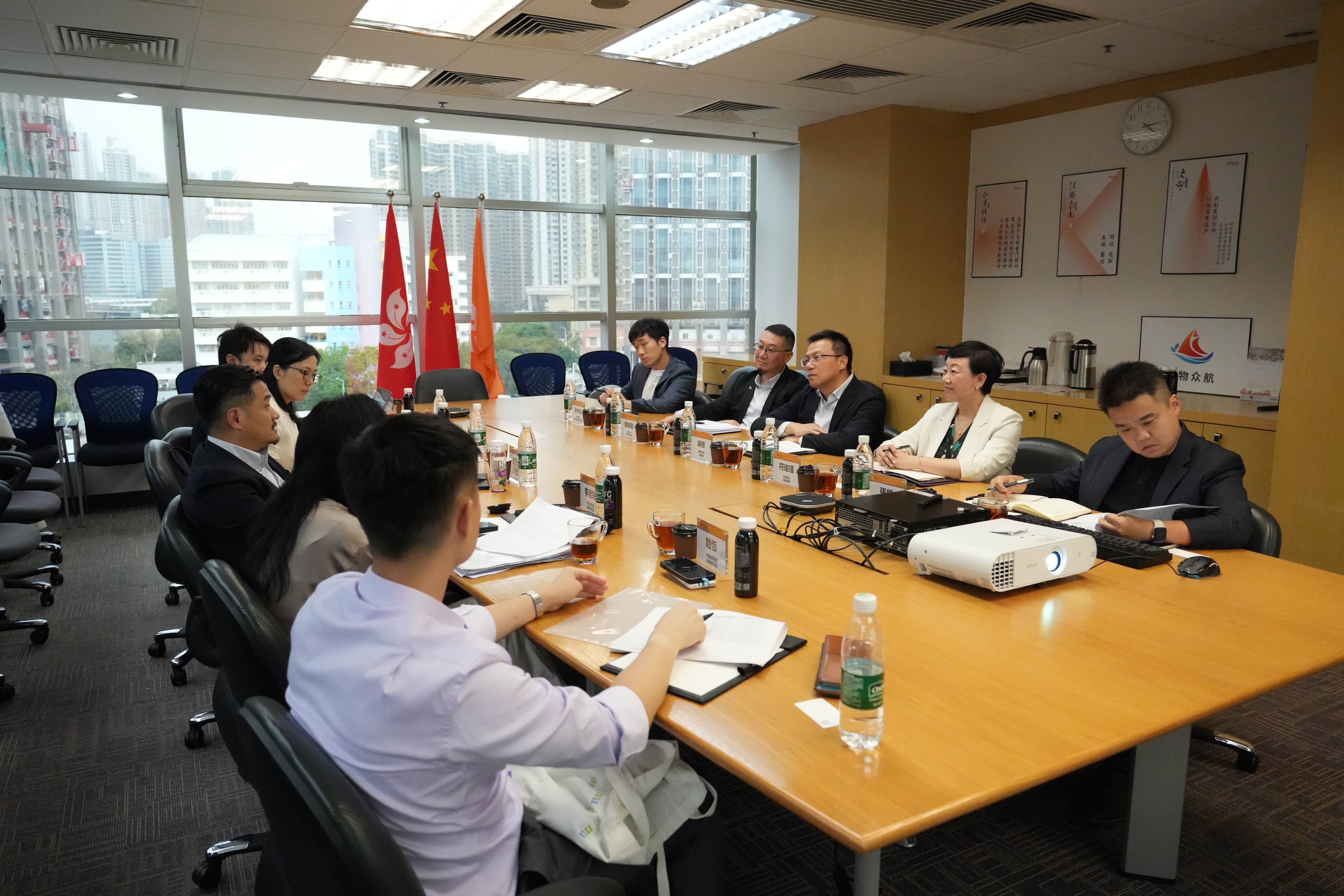 特首政策组一行与华润物流总经理吴桉（右排中）及其团队会面。