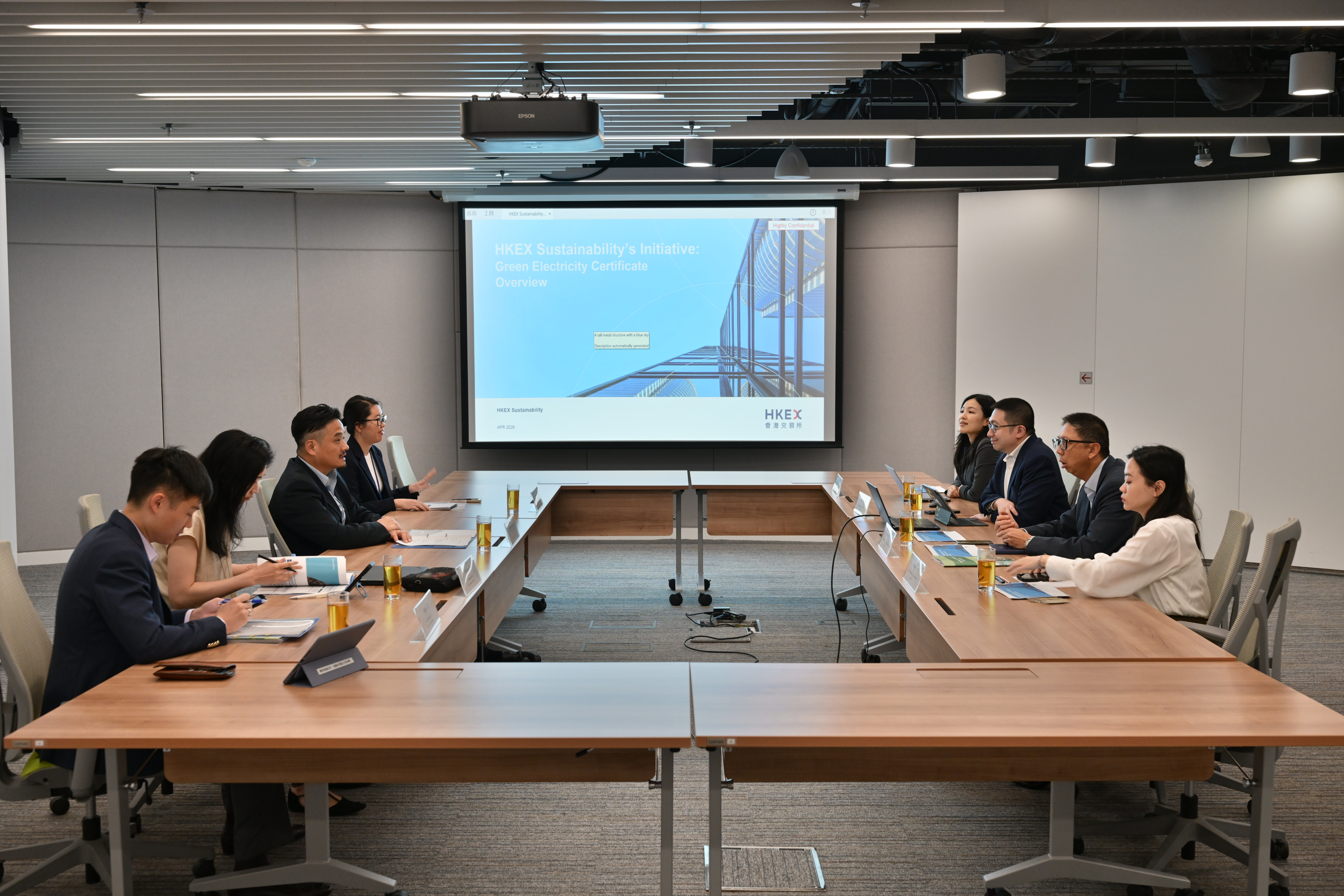 黄元山博士（左三）与港交所集团总法律顾问及集团首席可持续发展总监周冠英（右二）一行会面。