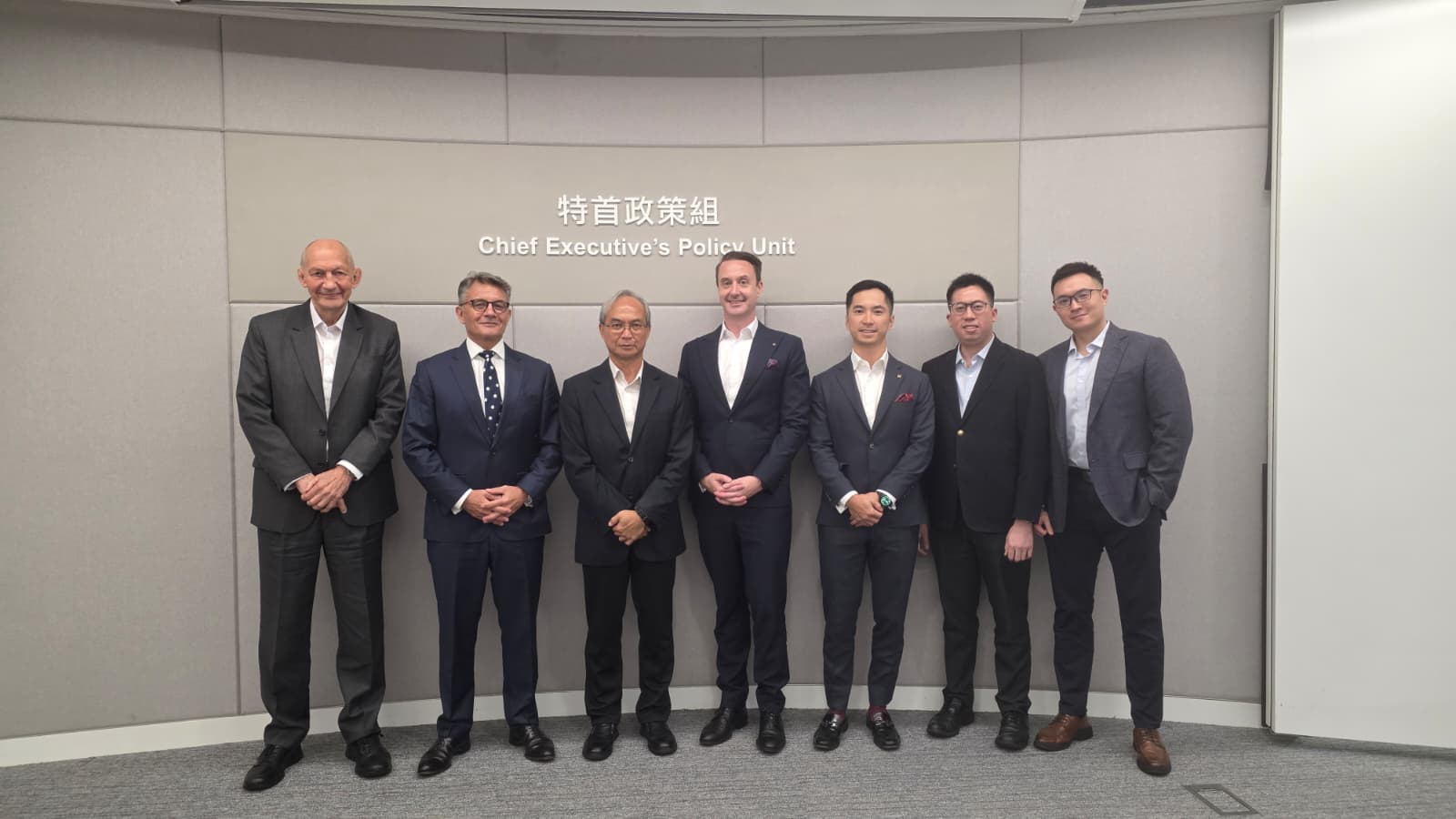 关家明（左三）与香港置地香港中环行政总裁Graeme Torre（左二）一行会面。