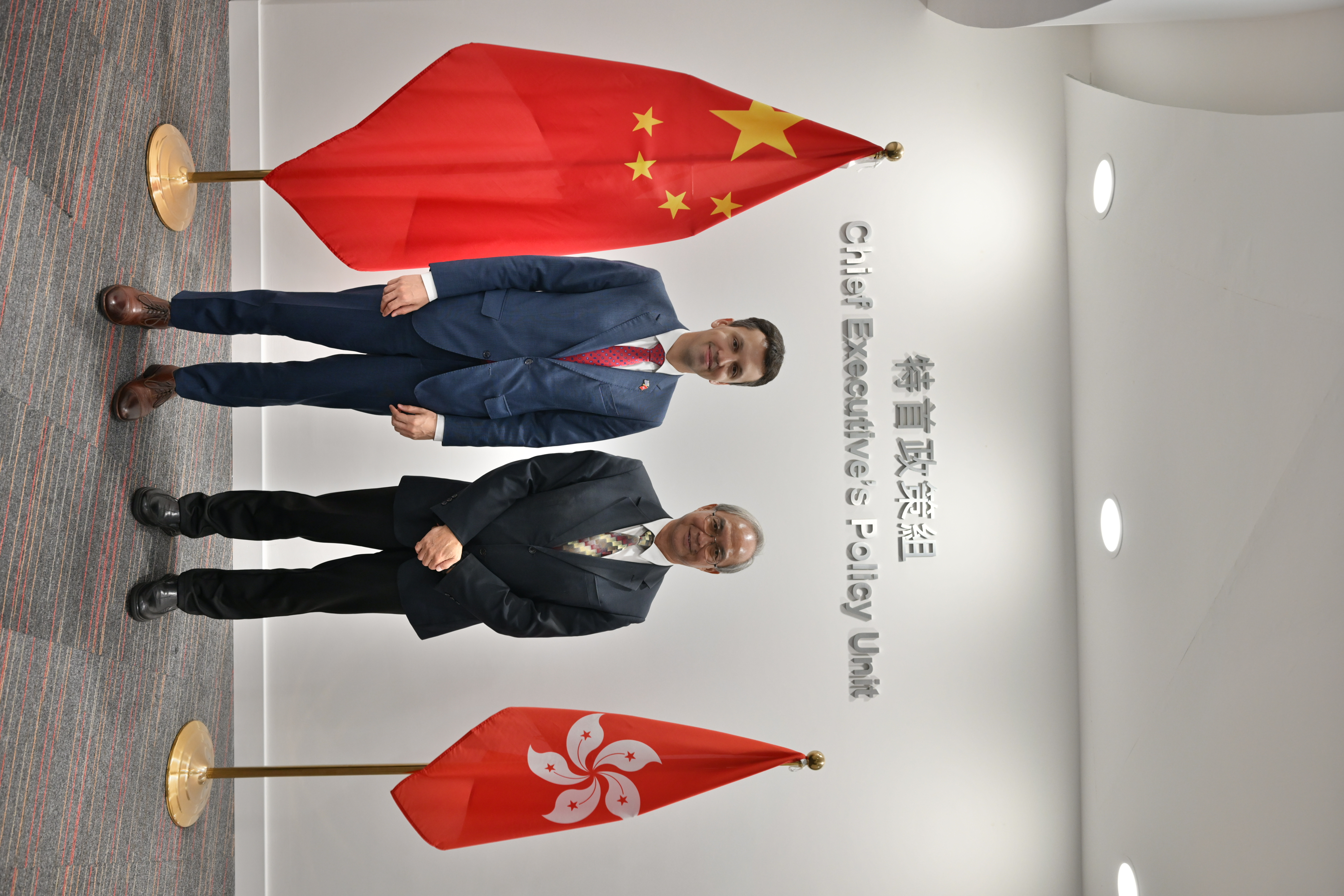 关家明（右）与乌拉圭驻港总领事Federico Lage Cabeza（左）会面。