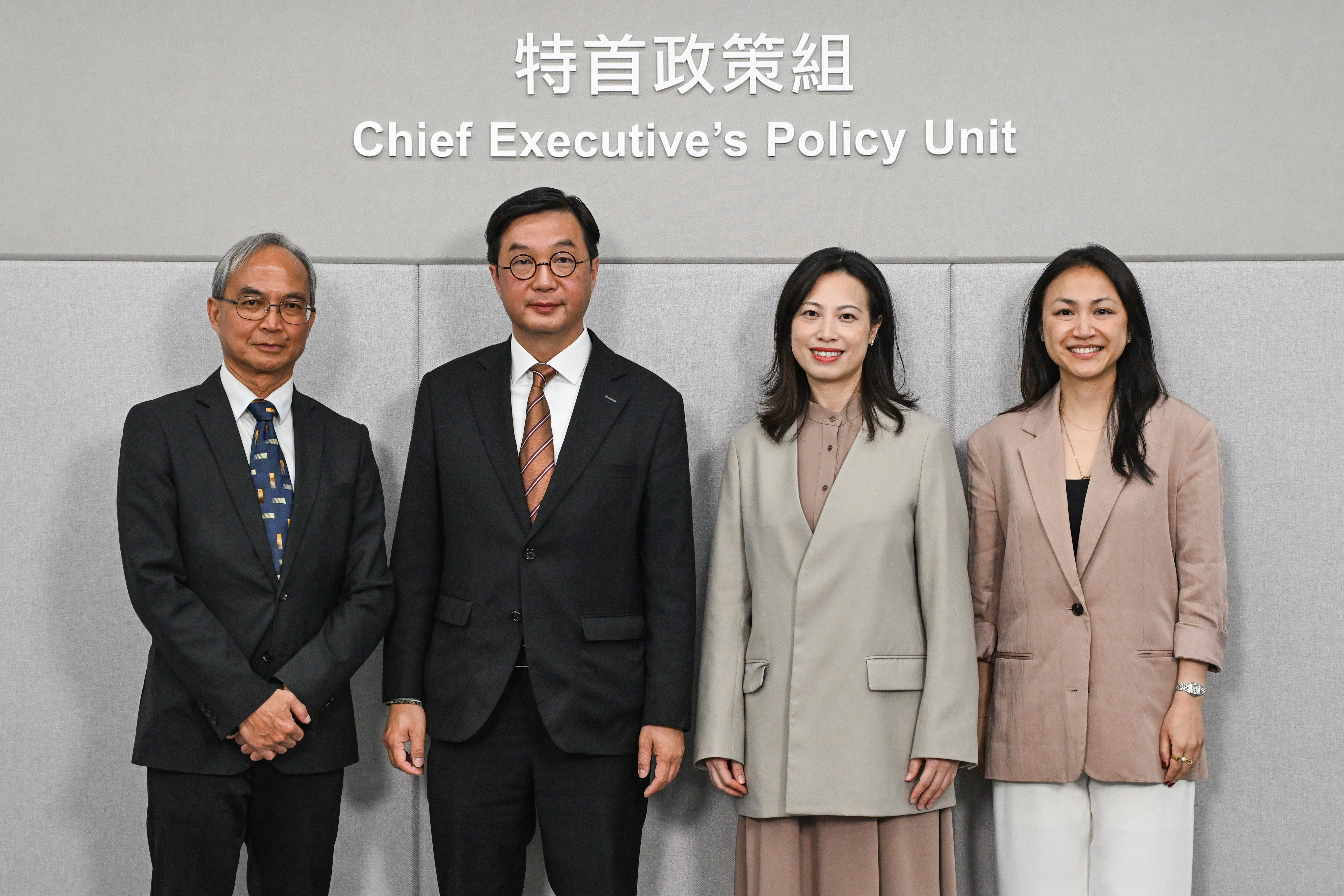 （左起）关家明、一国两制青年论坛创办人兼主席何建宗博士、中国（深圳）综合开发研究院港澳及区域发展研究所执行所长文雅靖博士和特首政策组研究主任田诗蓓博士畅谈两地智库合作的裨益。