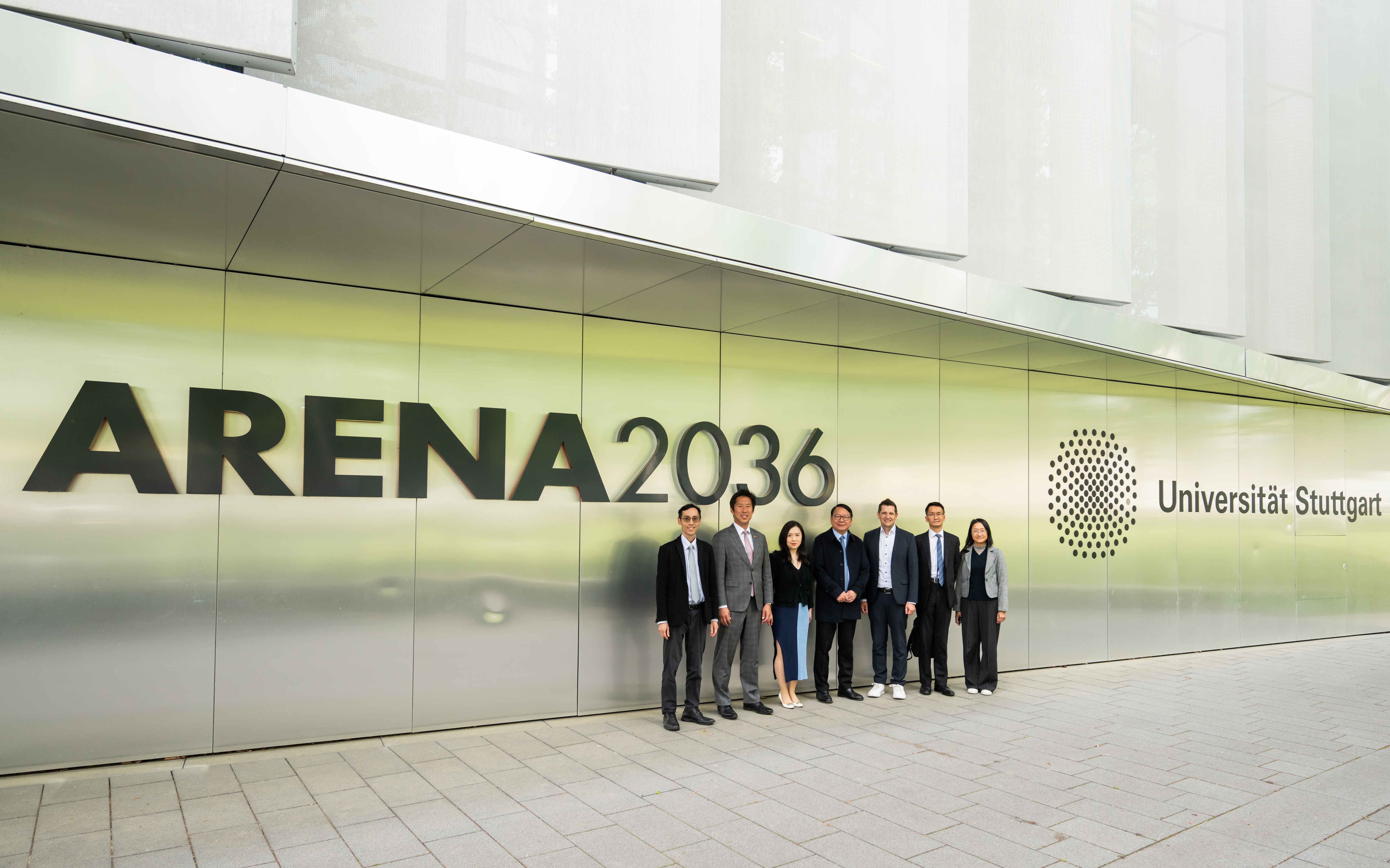 陈国基(中)与代表团考察斯图加特大学校园内的ARENA2036汽车研究园区,并与大学代表会面。欧阳力(右二)随团考察。