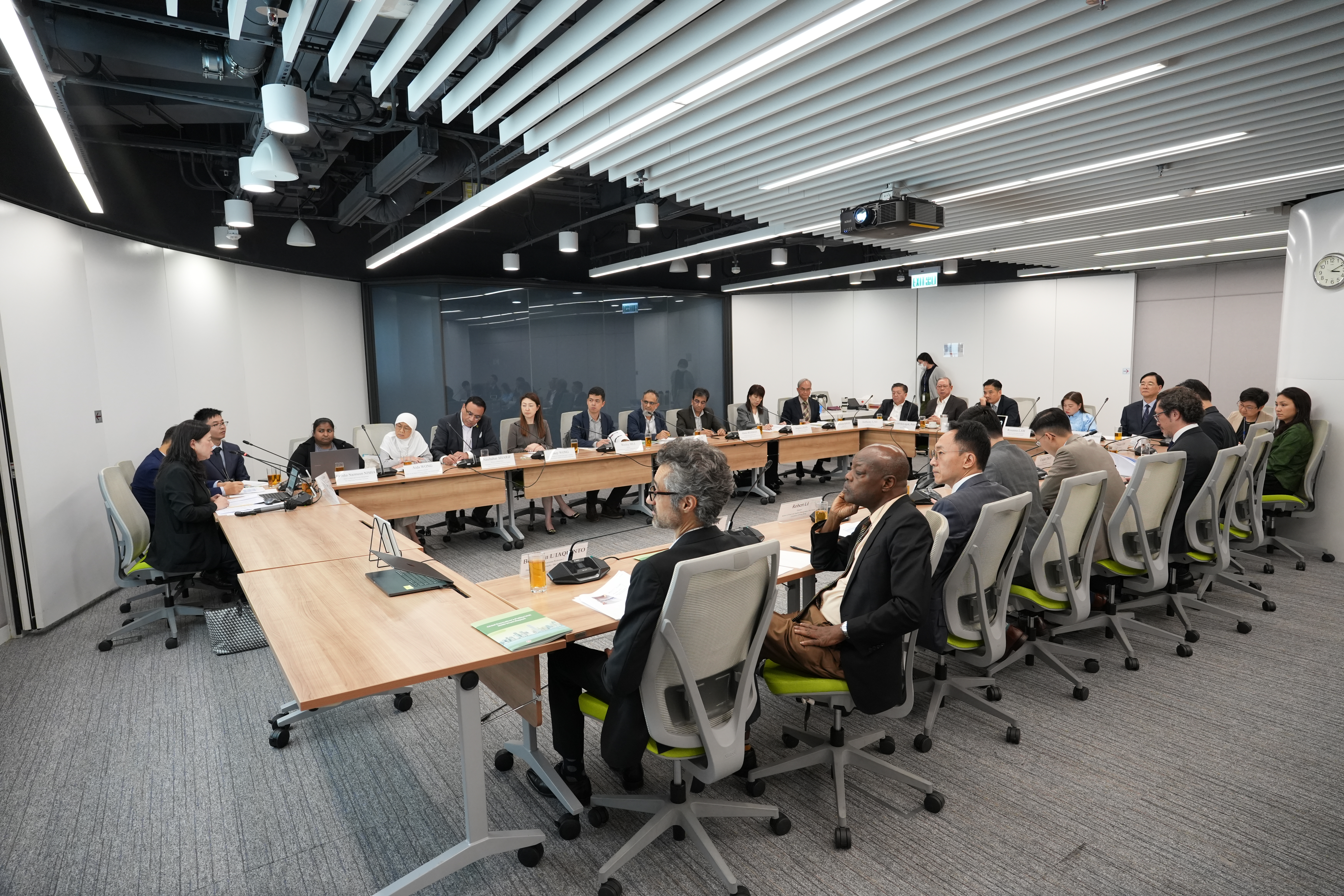 特首政策組早前為公共政策研究資助計劃資助的研究項目「提升香港作為清真旅遊中心的吸引力：可持續增長的戰略見解和政策建議」舉行內部研討會。