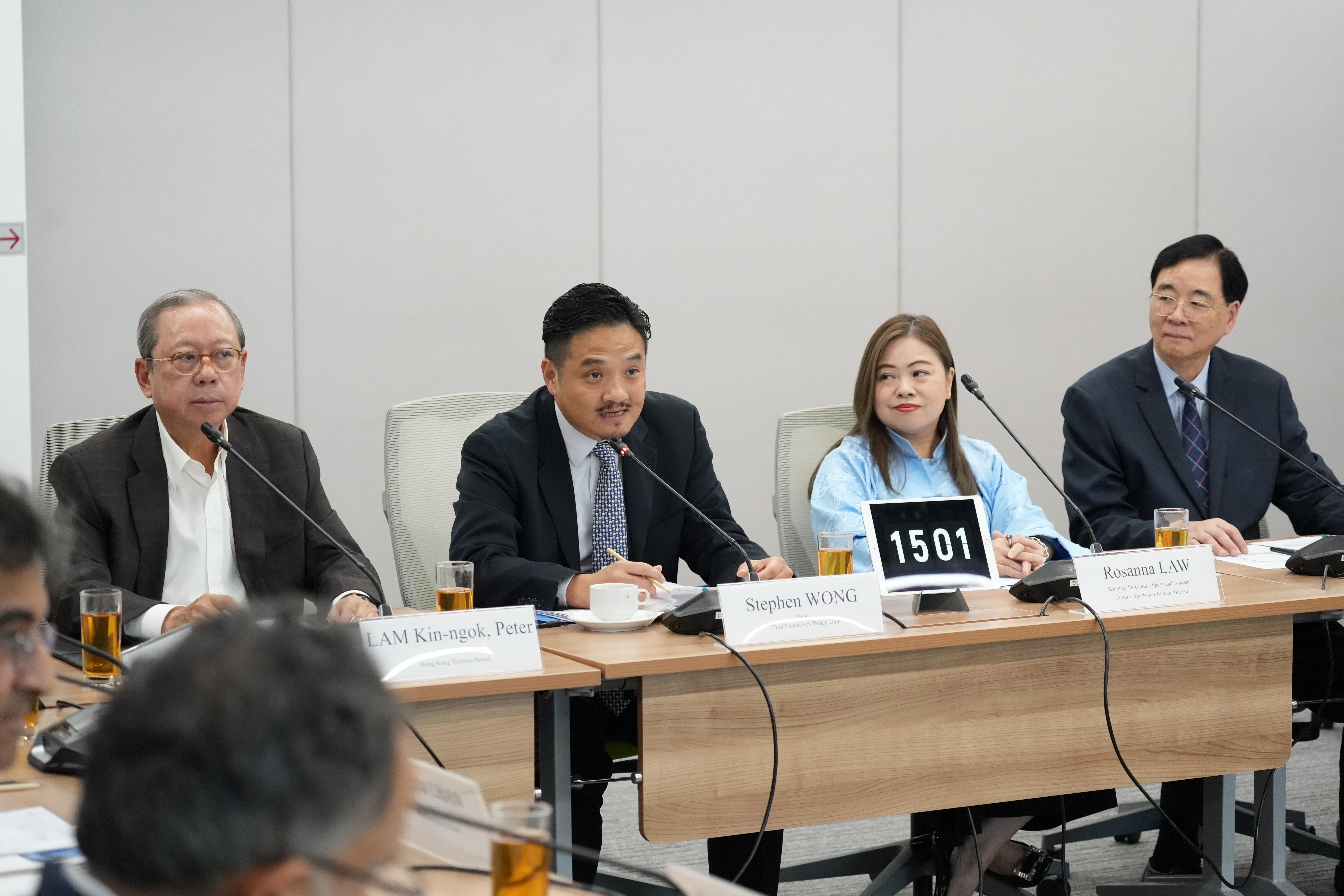（左起）香港旅遊發展局主席林建岳博士、特首政策組組長黃元山博士、文化體育及旅遊局局長羅淑佩及特首政策組公共政策研究資助計劃及策略性公共政策研究資助計劃評審委員會主席石丹理教授出席會議。