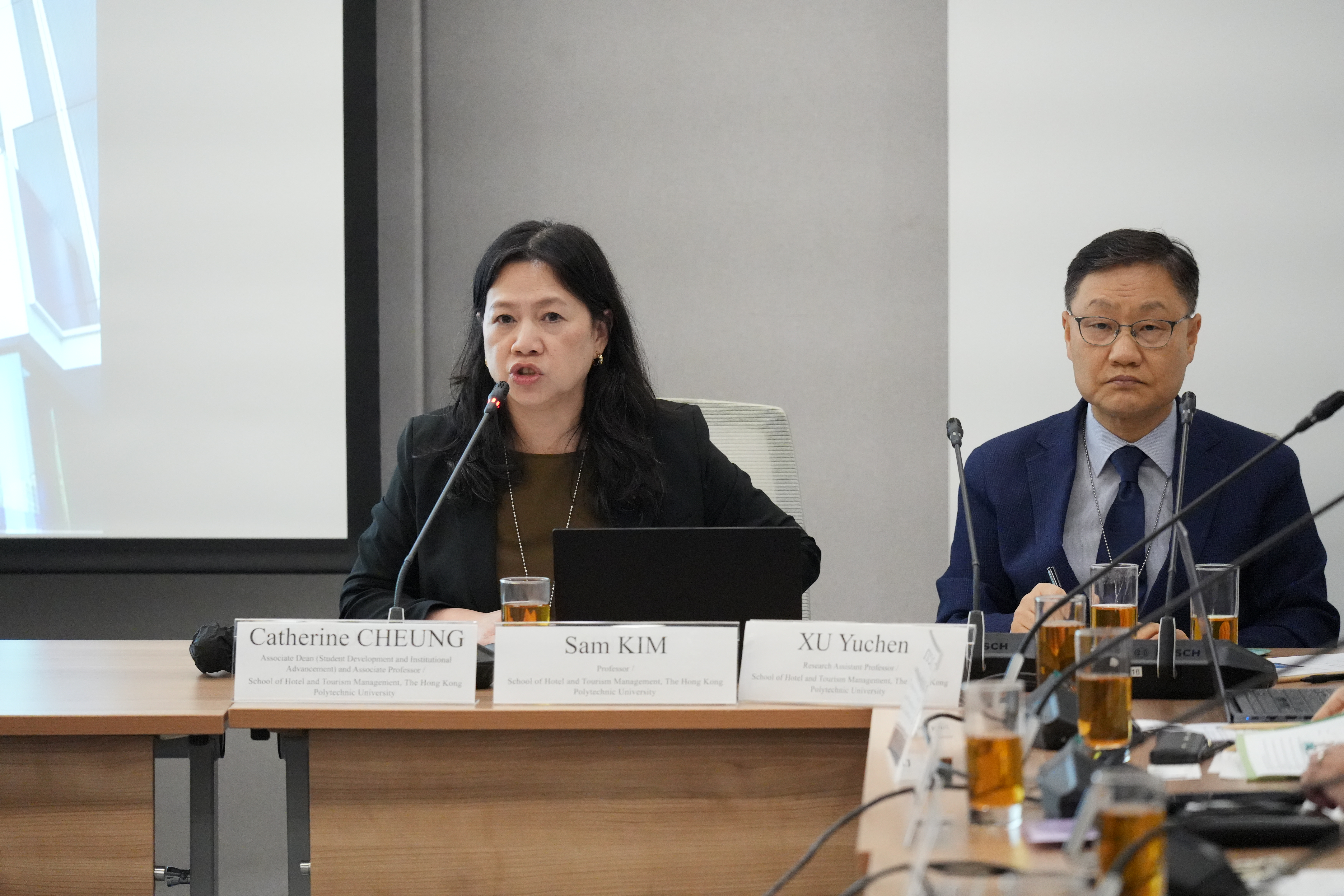 研究項目由香港理工大學酒店及旅遊業管理學院副院長及副教授張玉艷博士（左）負責。右為香港理工大學酒店及旅遊業管理學院Sam Kim教授。