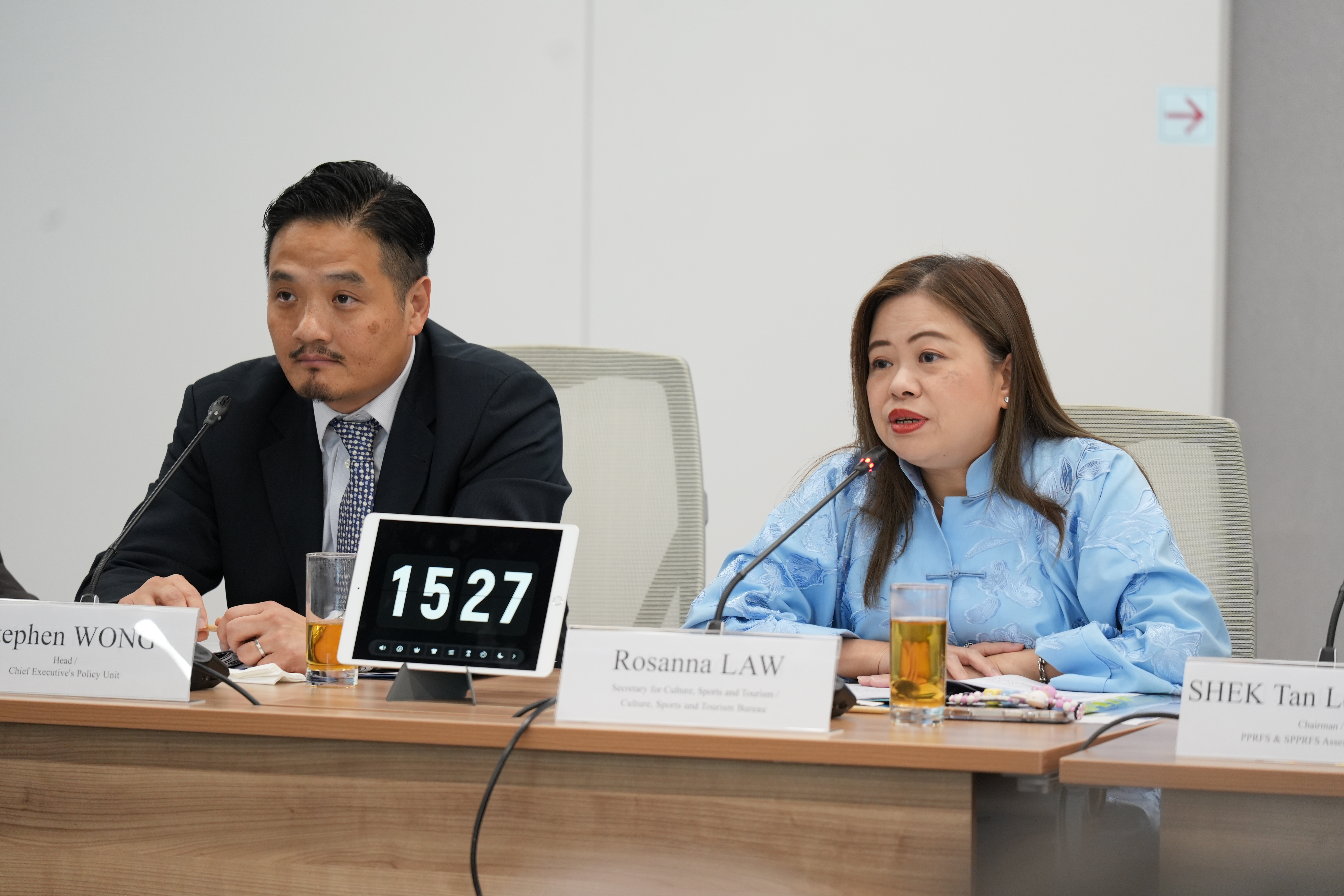 文化體育及旅遊局局長羅淑佩（右）出席會議。左為特首政策組組長黃元山博士。