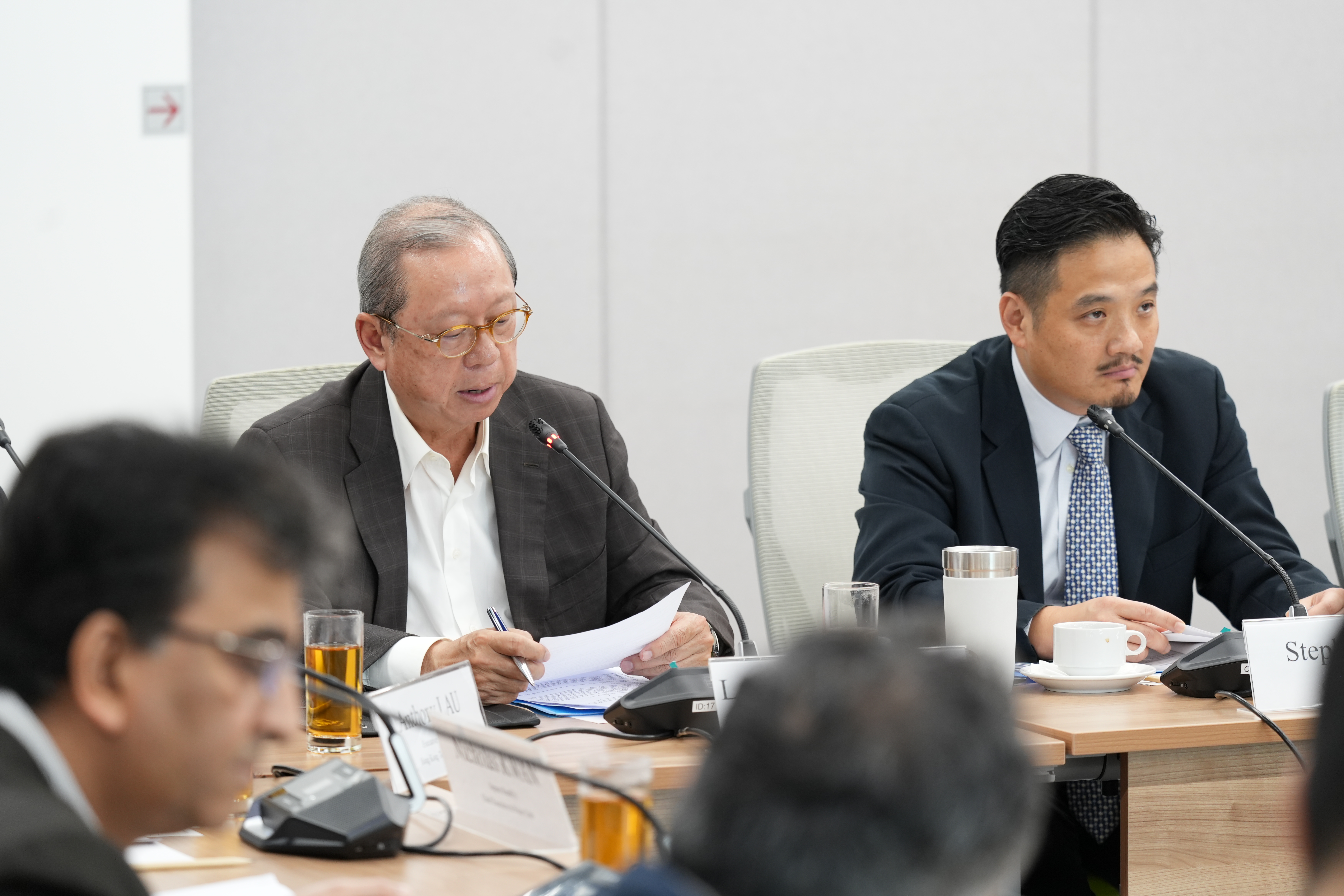 香港旅遊發展局主席林建岳博士（左）出席會議。右為特首政策組組長黃元山博士。