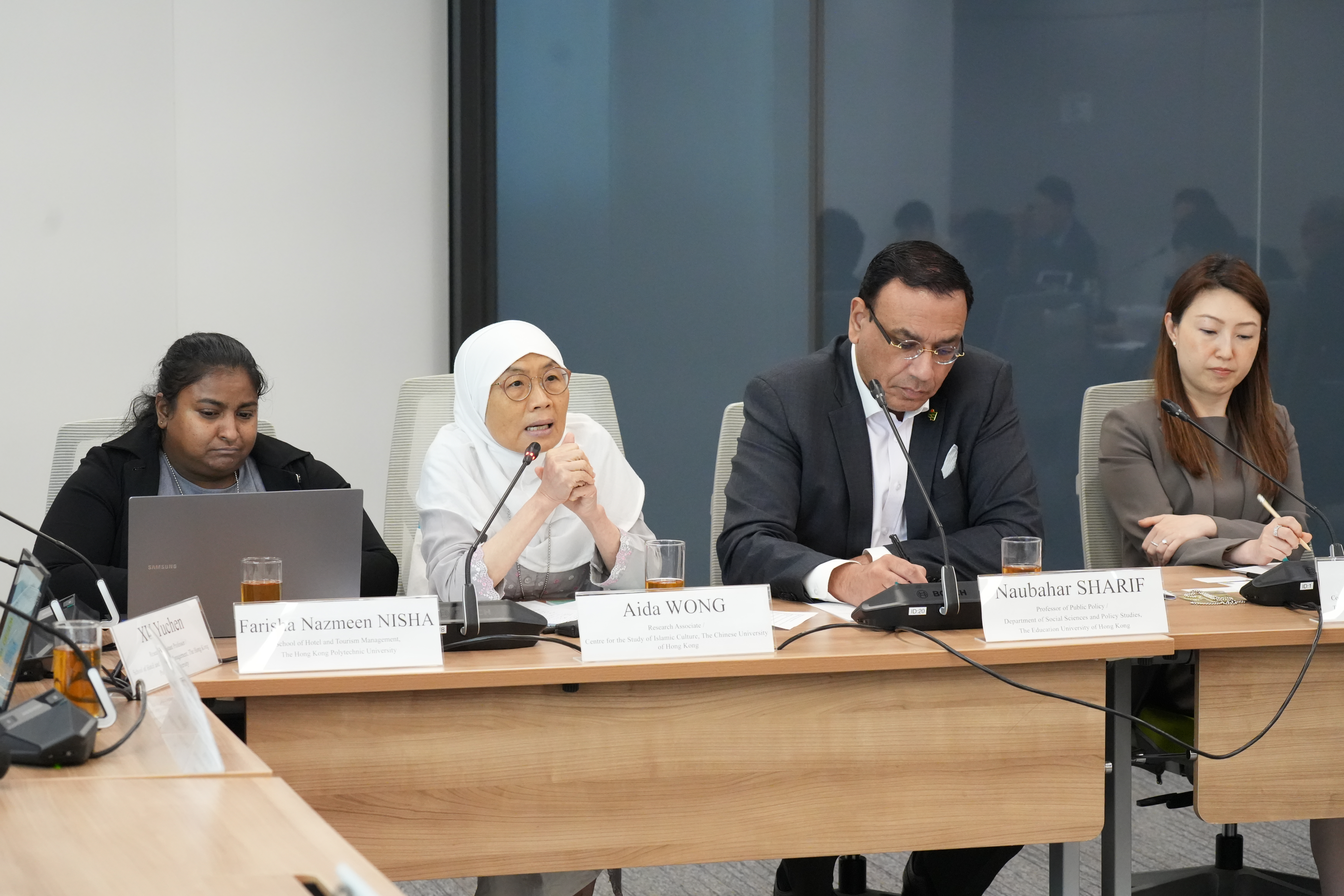 （左起）香港理工大學酒店及旅遊業管理學院博士後研究員Farisha Nazmeen Nisha博士、香港中文大學文化及宗教研究系研究助理黃淑婷、特首政策組專家組成員、香港教育大學社會科學與政策研究學系系主任、公共政策教授白立邦及香港中華總商會選任會董兼婦女委員會主席王淑慈出席會議。