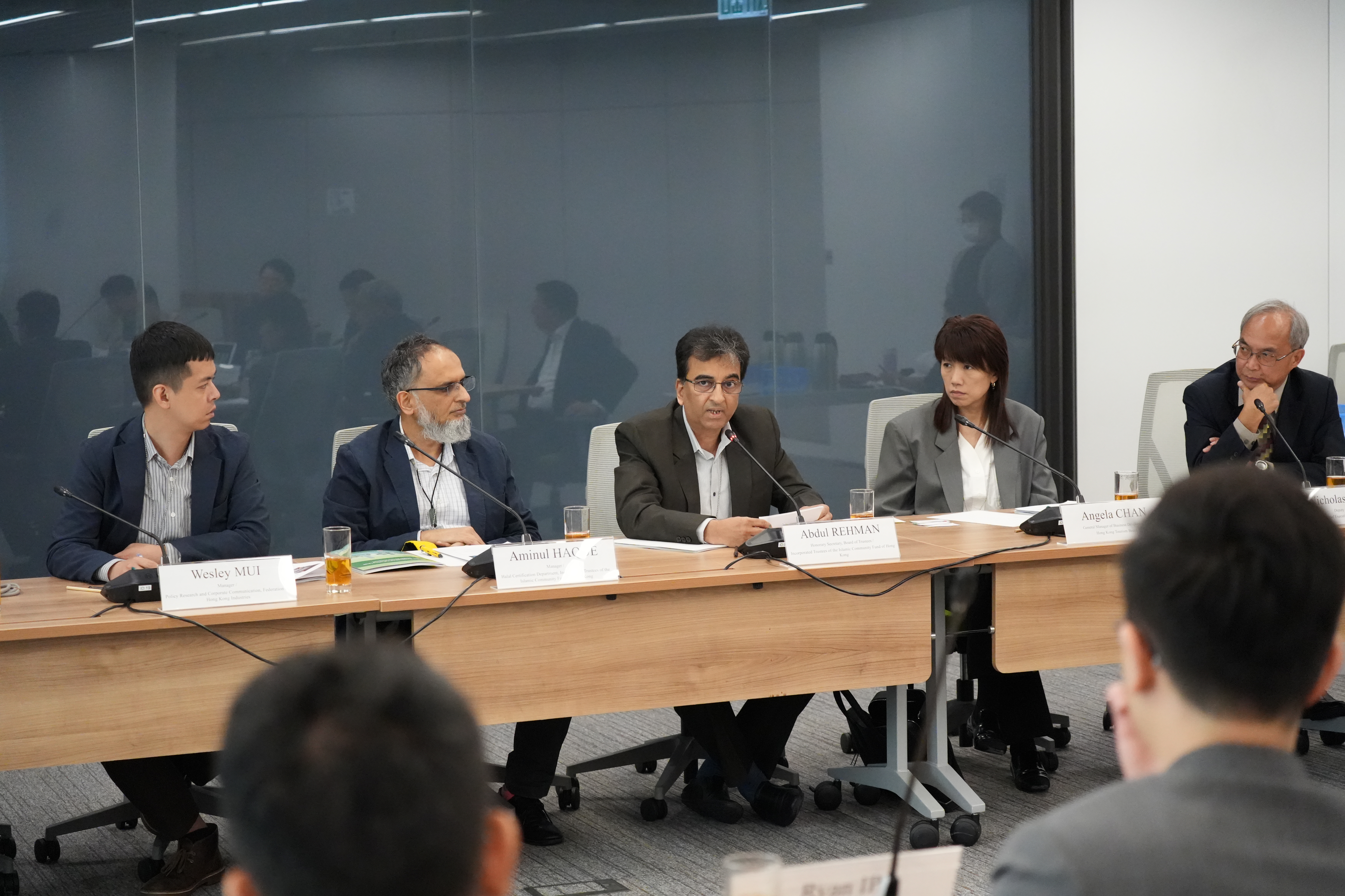 （左起）香港工業總會政策、研究及企業傳訊經理梅家豪、香港回教信託基金總會清真認證部門經理Aminul Haque、香港回教信託基金總會董事局榮譽秘書Abdul Rehman、香港旅遊發展局業務拓展總經理陳嘉慧及特首政策組副組長關家明出席會議。