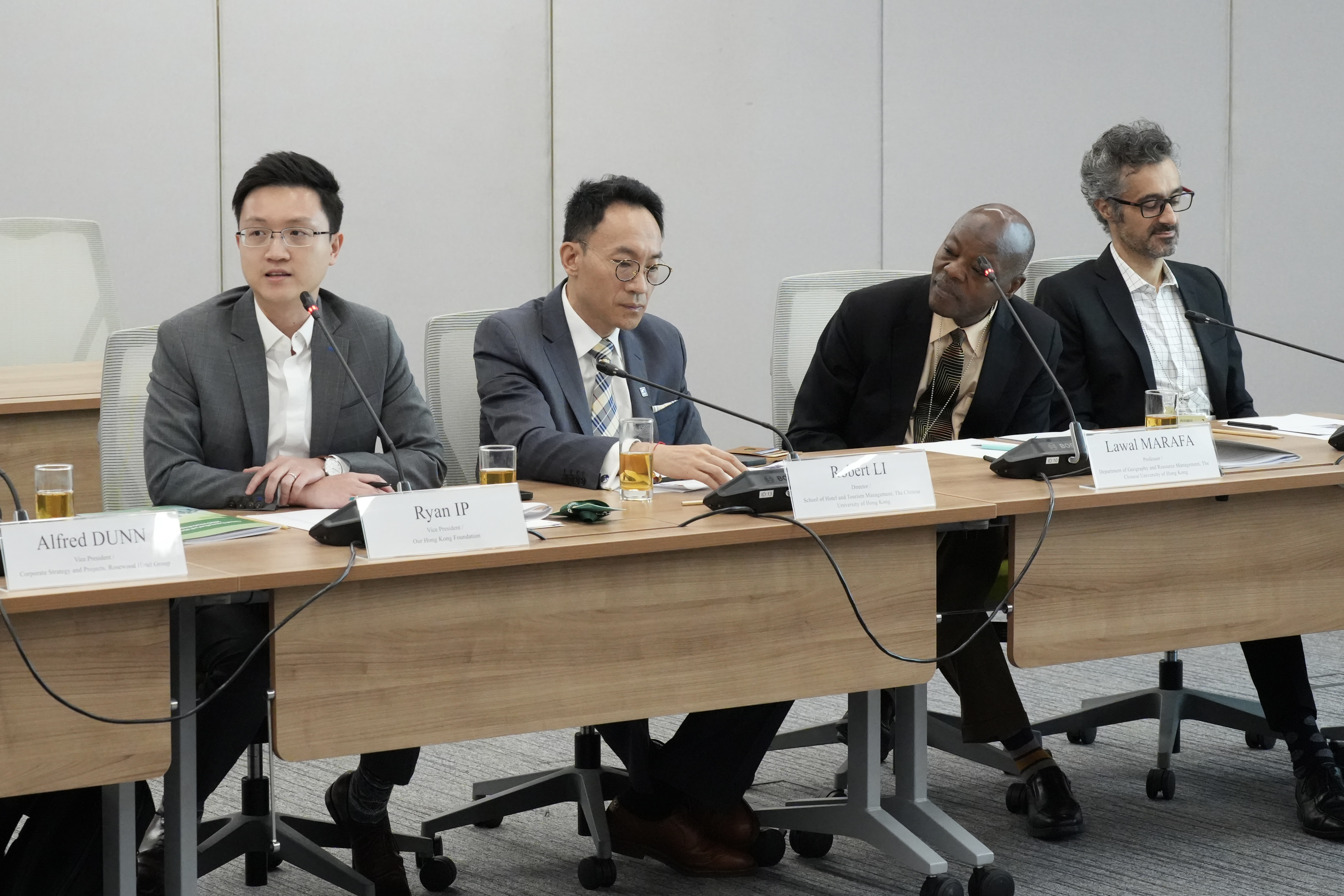 (左起)團結香港基金副總裁兼旅遊業策略委員會成員葉文祺、香港中文大學商學院酒店及旅遊管理學院院長李想教授、香港中文大學地理與資源管理學系馬路華教授及香港大學地理系助理教授Benjamin L Iaquinto出席會議。