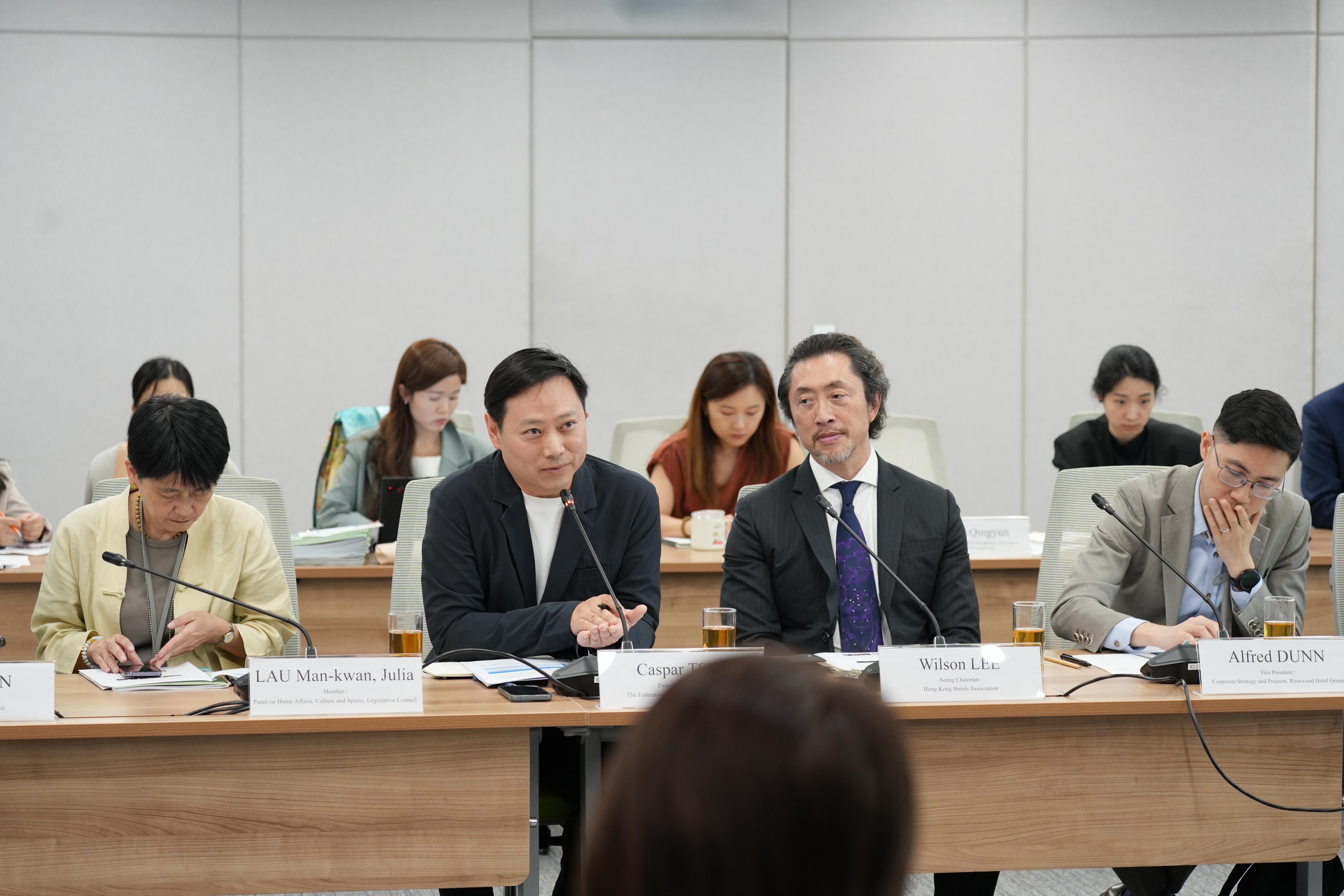 （左起）立法會民政及文化體育事務委員會成員劉文君議員、香港酒店業主聯會執行總幹事徐英偉、香港酒店業協會署理主席李寶臨及瑰麗酒店集團策略及項目副總裁鄧子超出席會議。
