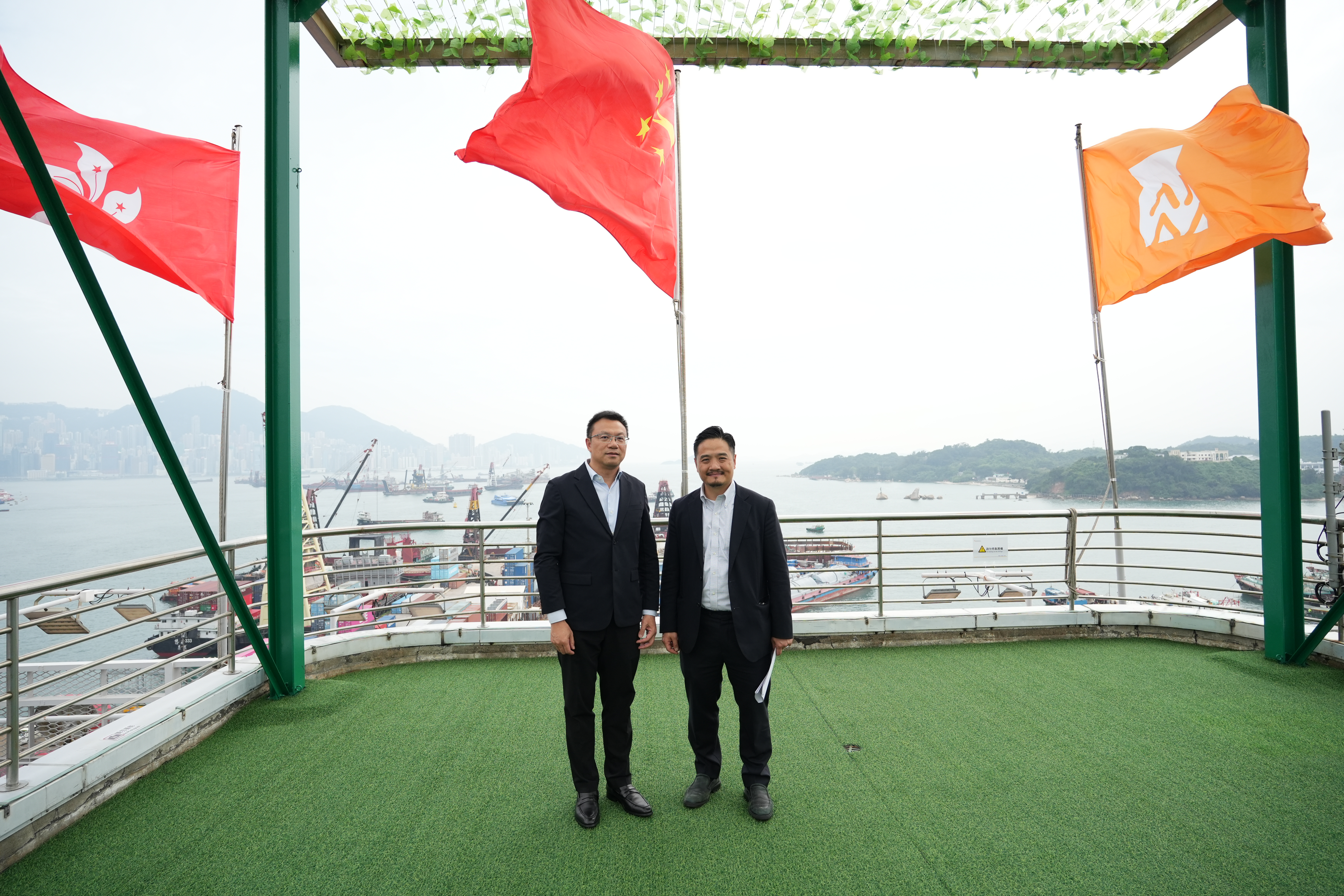 黄元山博士（右）与华润物流总经理吴桉（左）会面。
