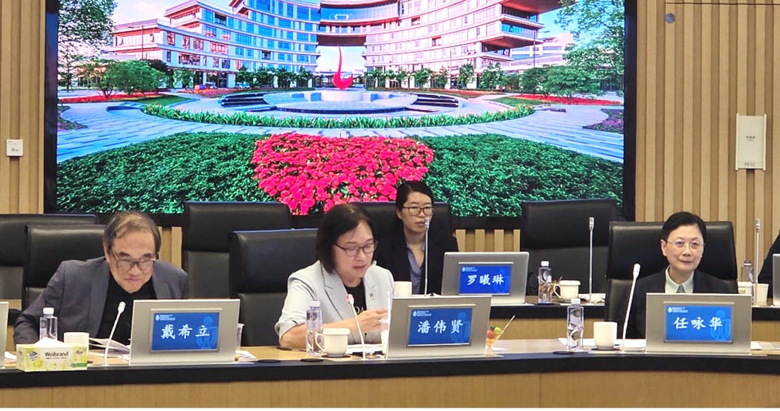 特首政策组专家组成员戴希立（左）出席会议。
