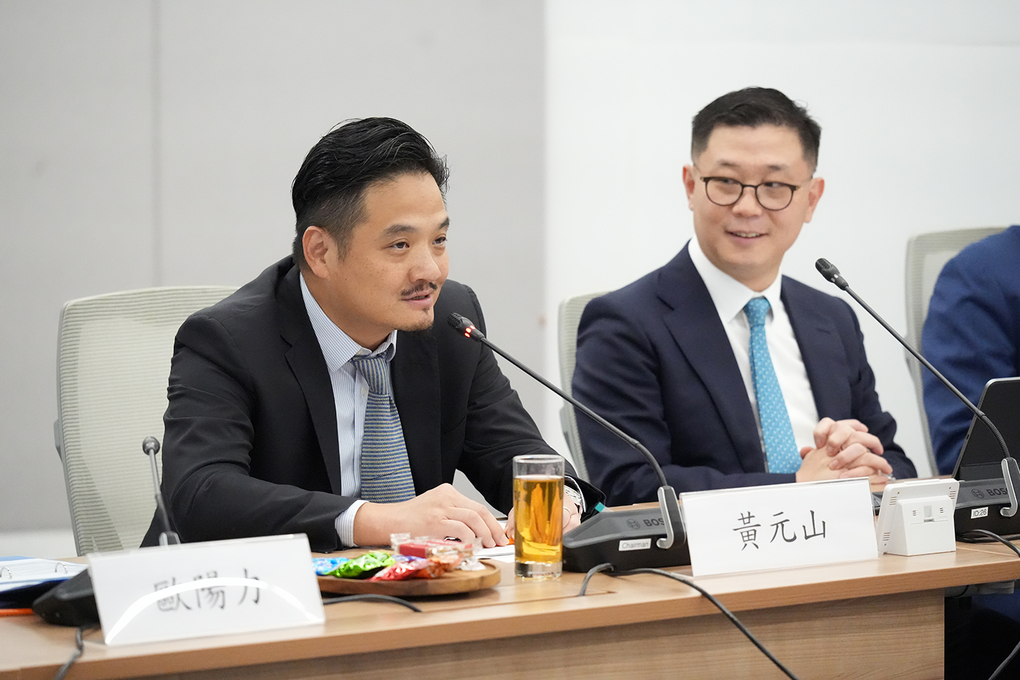 特首政策組組長黃元山博士（左）主持第十期「與專家有約」研討會，右為主講嘉賓海問律師事務所合夥人劉洋。