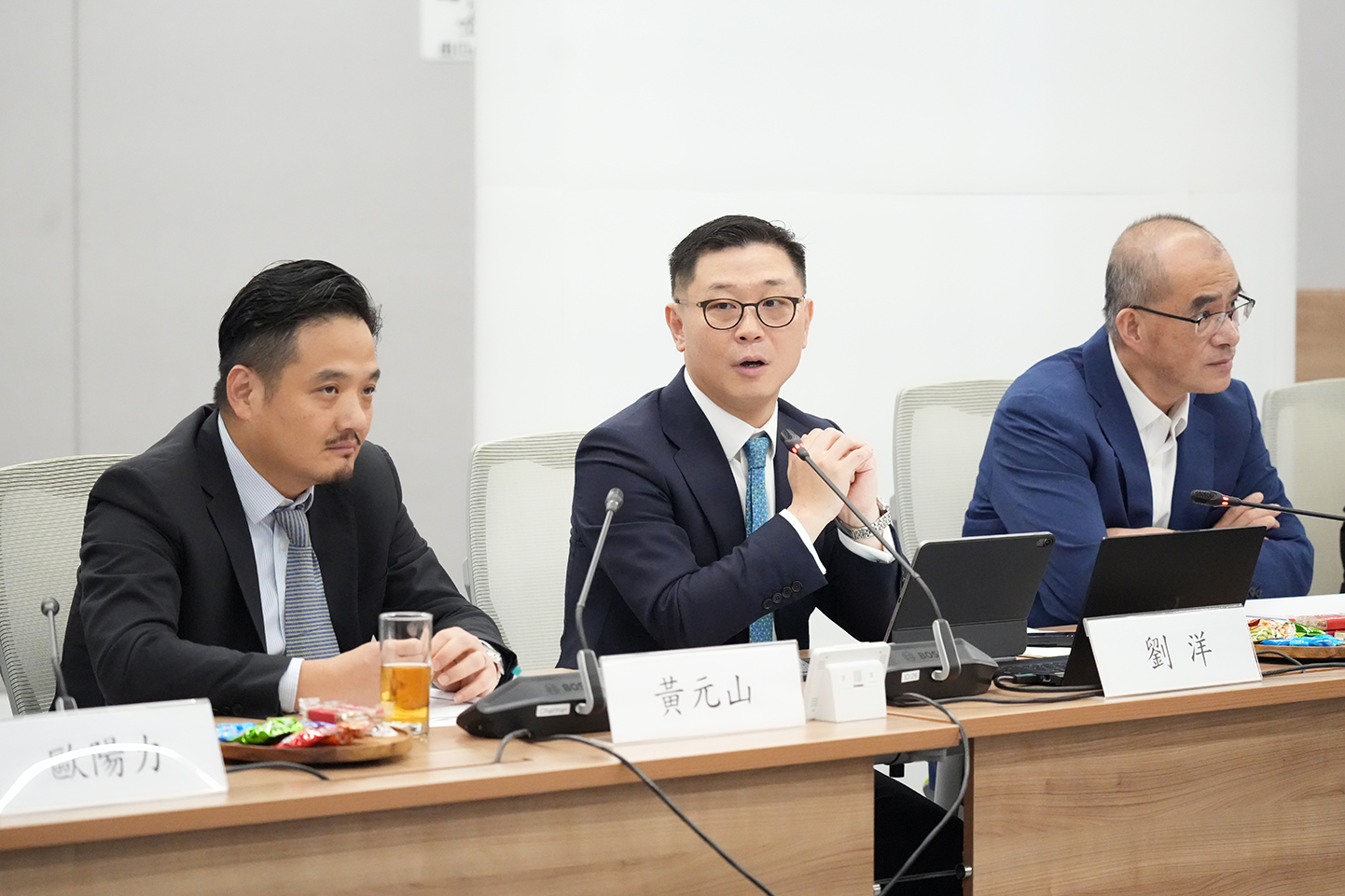 海問律師事務所合夥人劉洋（中）擔任第十期「與專家有約」研討會主講嘉賓。左為特首政策組組長黃元山博士，右為特首政策組副組長王春新博士。